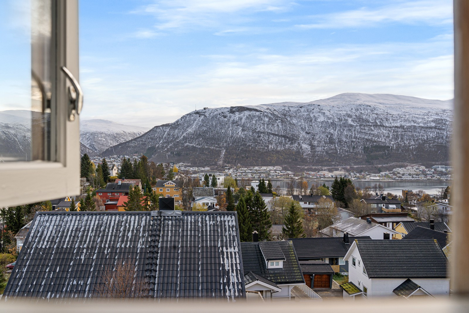 Utsøkt utsikt mot fastlandet - rett fra stuen!