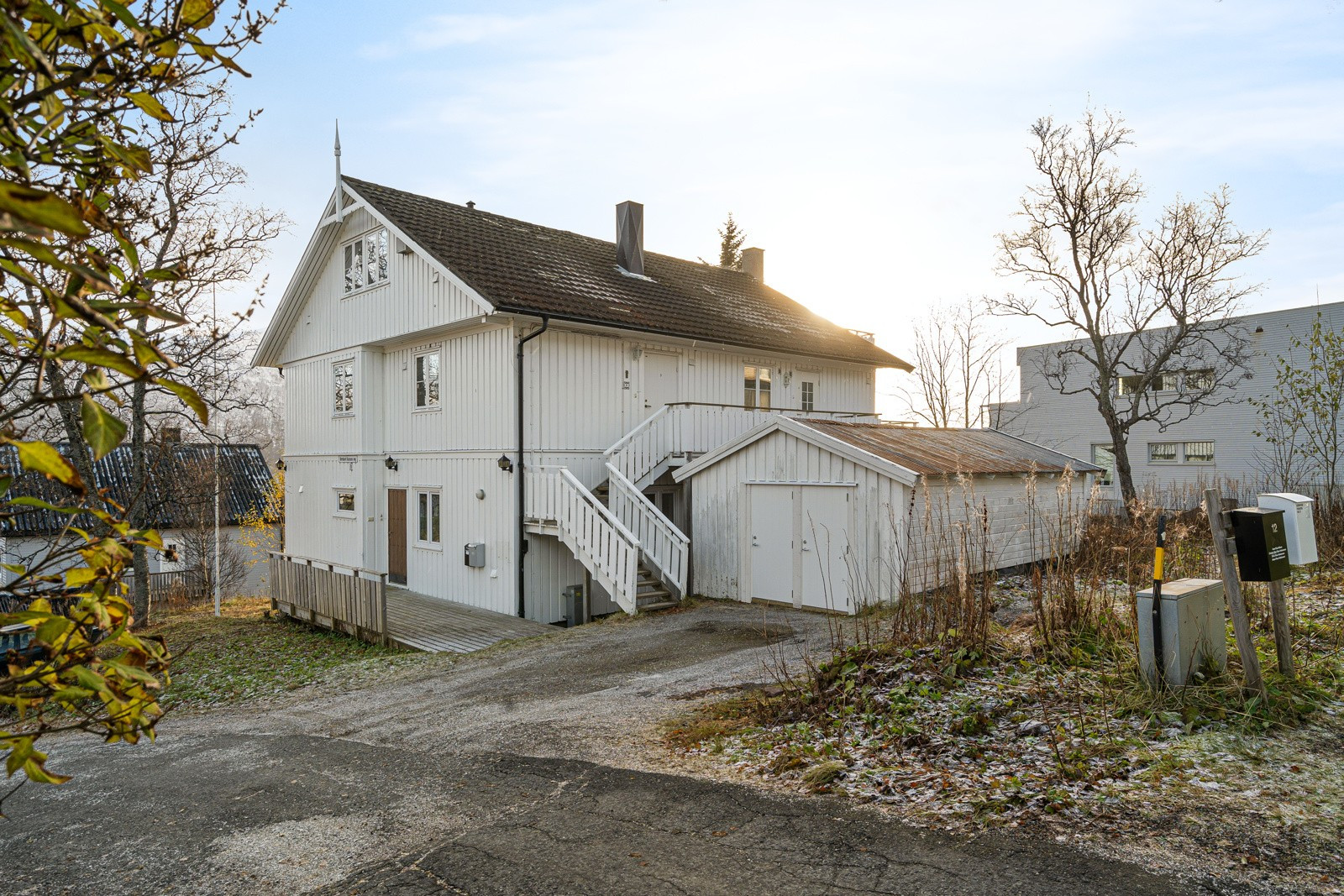 Det er planlagt reseksjonering av garasje for å gi alle 3 seksjoner egen bod.