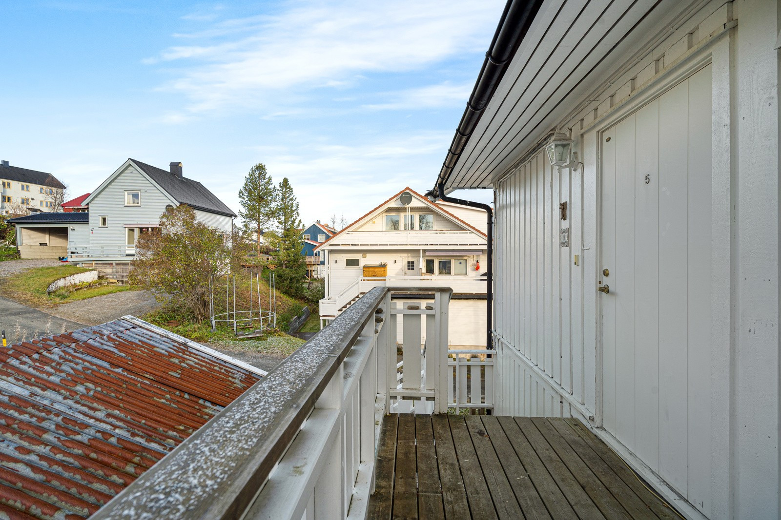 For å komme deg til leiligheten går du opp trapp fra innkjørsel.
