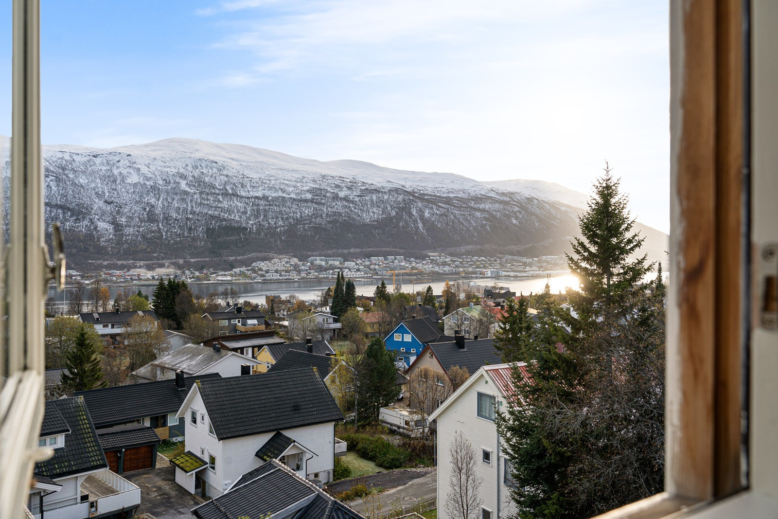 Fra stuen nyter du veldig fin utsikt mot Fløya og Bønntuva.