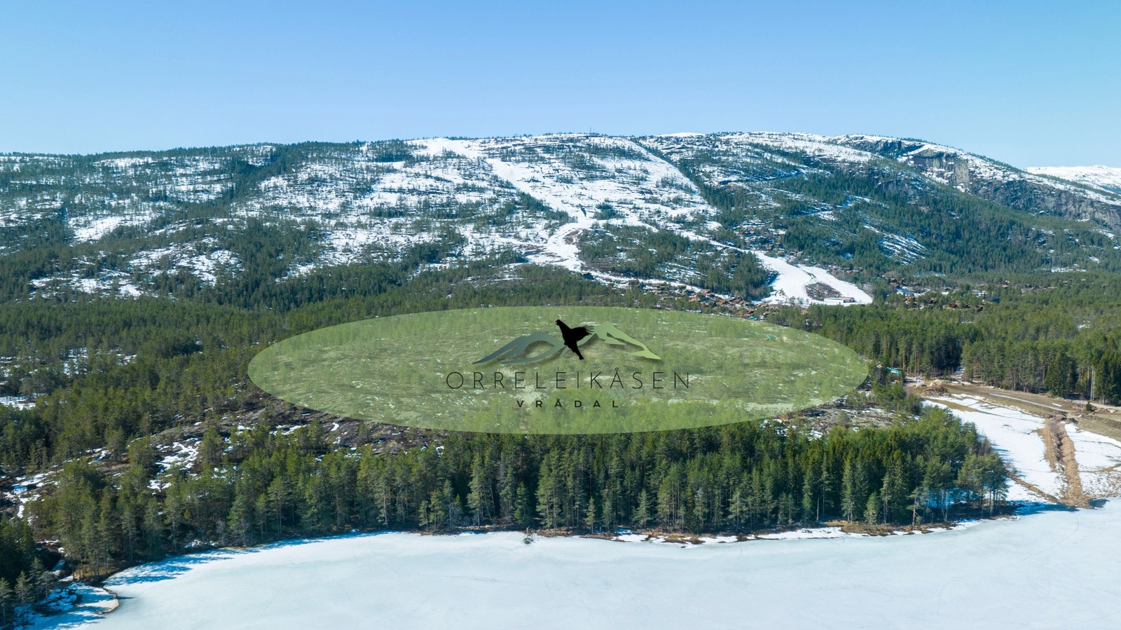 Tomtene ligger solrikt til i skrånende terreng- midt imellom skianlegg og lune badeplasser. Galleribilde