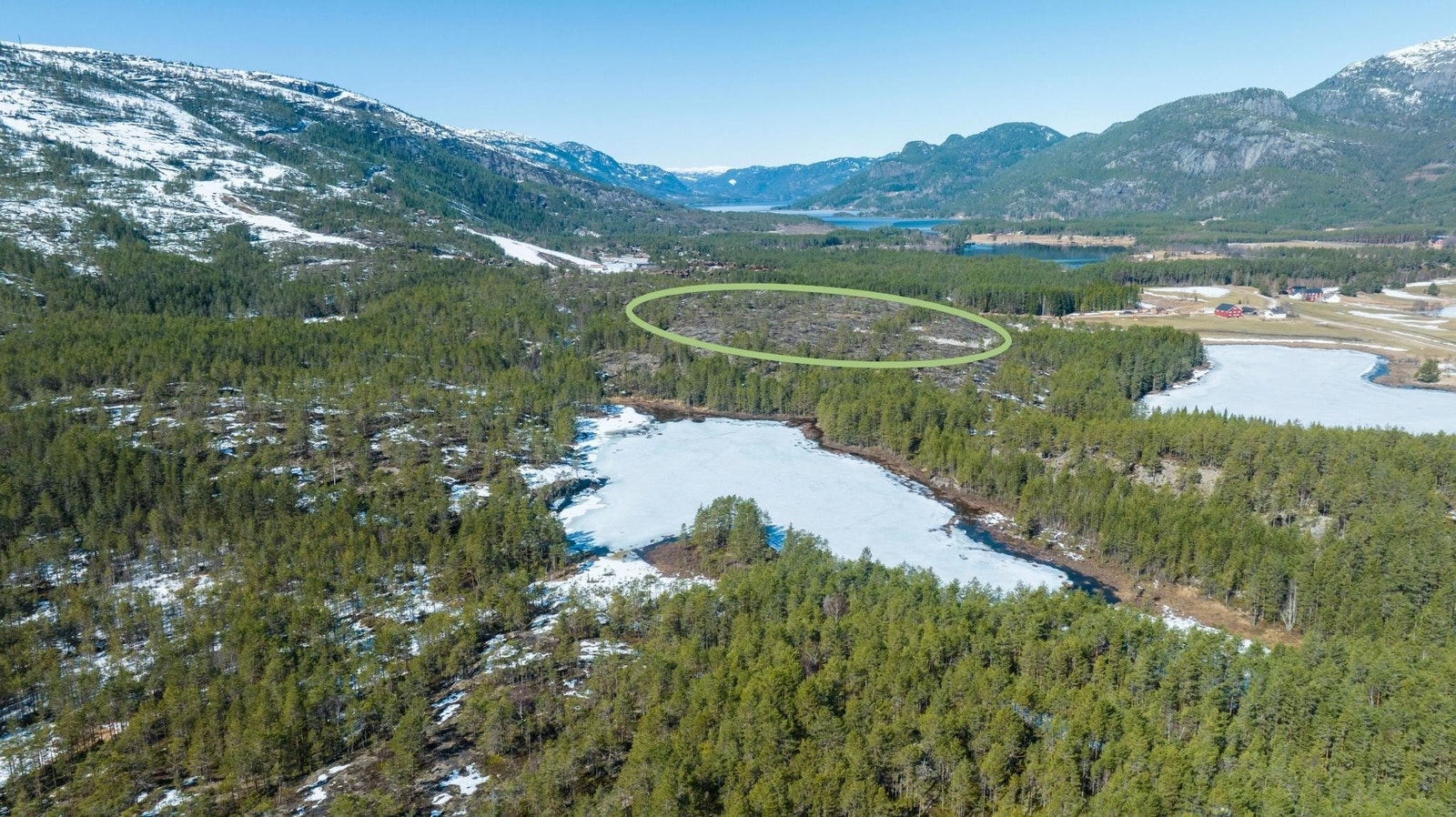 Landskapet i Vrådal består av høye fjell, frodige skoger, rolige innsjøer og grunne, barnevennlige strender. Galleribilde