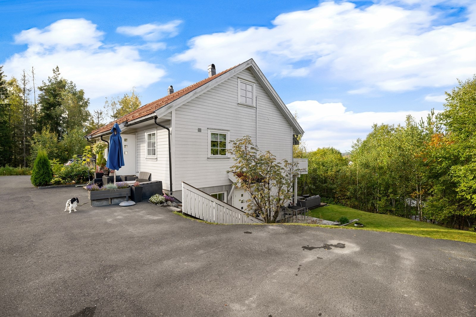 Biloppstillingsplass på felles asfaltert gårdsplass. Det er også bod i tilknytning til parkeringen Galleribilde