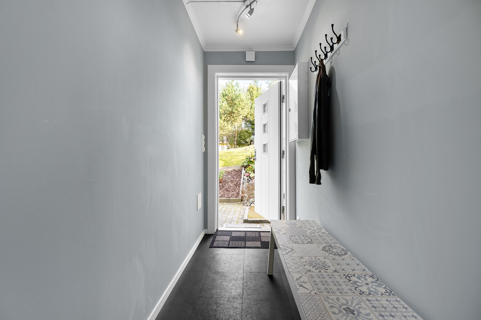 Romslig entre også med skyvedørsgarderobe Galleribilde