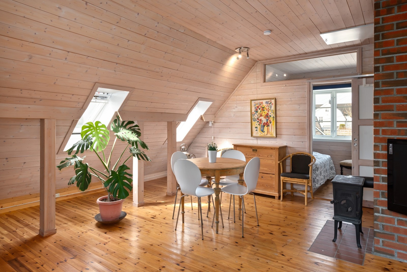 Åpen og luftig loftstue Galleribilde