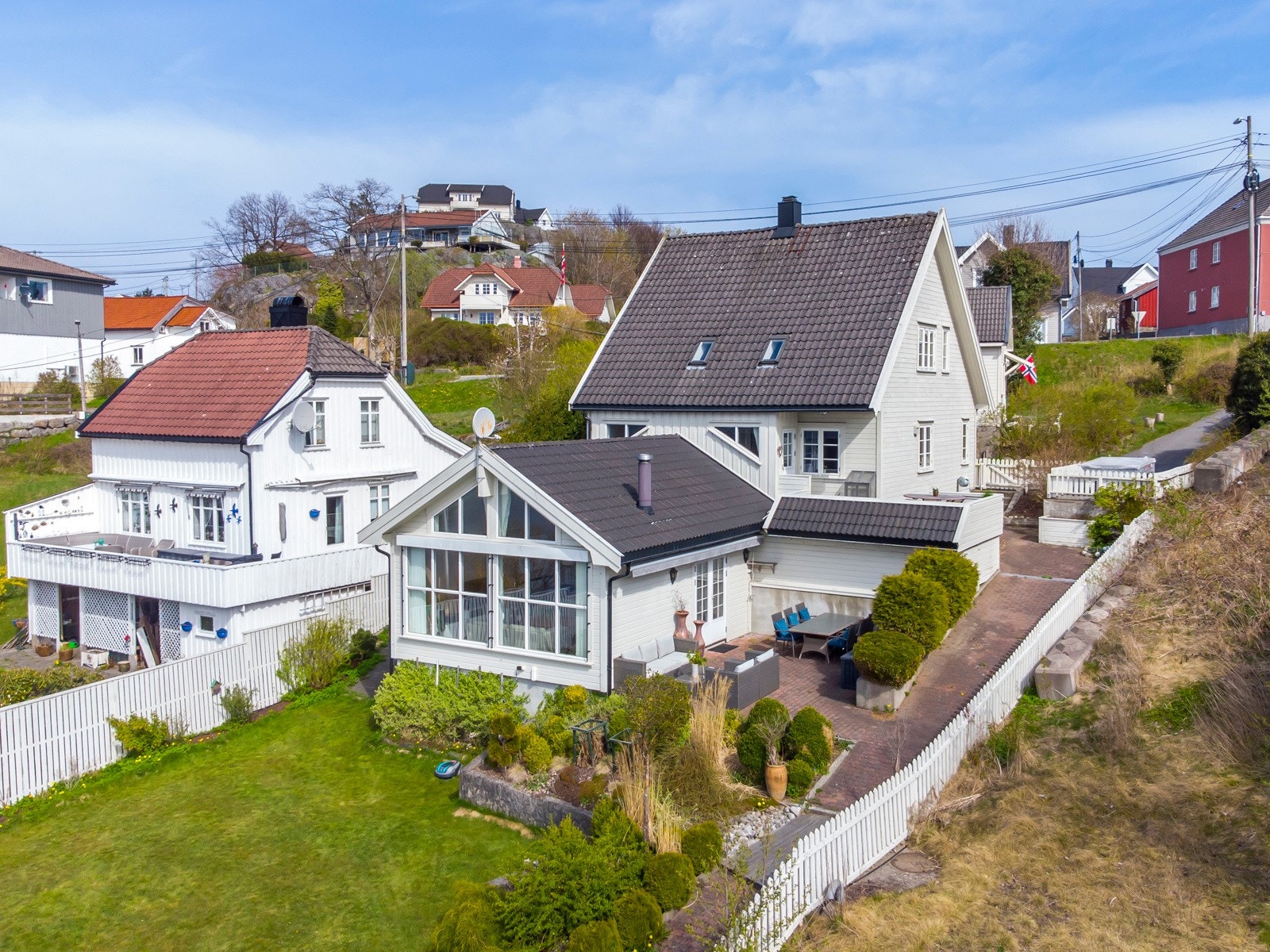 Boligens fasade byr på store vindusflater som slipper inn nok med lys, samt den flotte utsikten ned til bryggen og vannet. Galleribilde