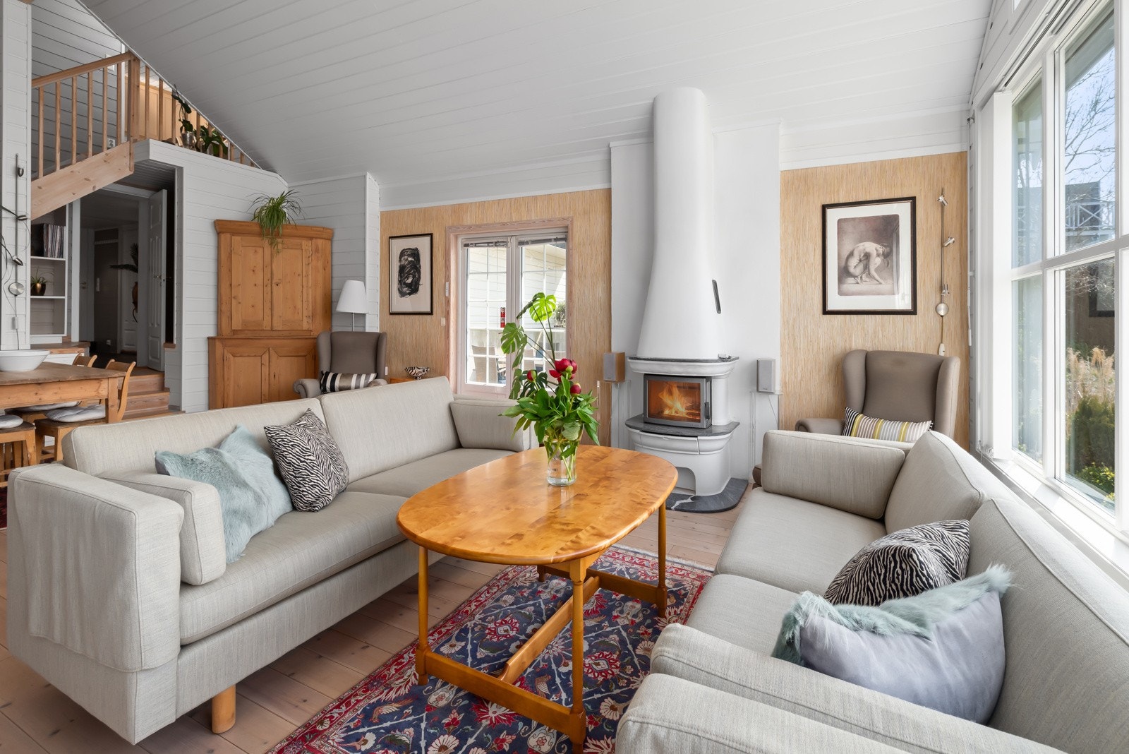 Fra stuen er det videre utgang til steinterrasse med plass til sittegrupper Galleribilde