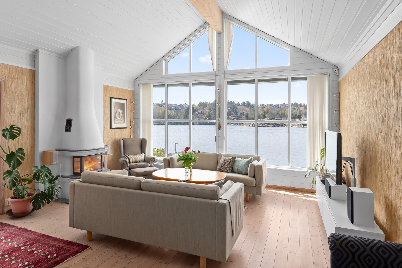 Store vindusflater som slipper inn godt med lys, samt den flotte utsikten ned til bryggen og vannet. Galleribilde