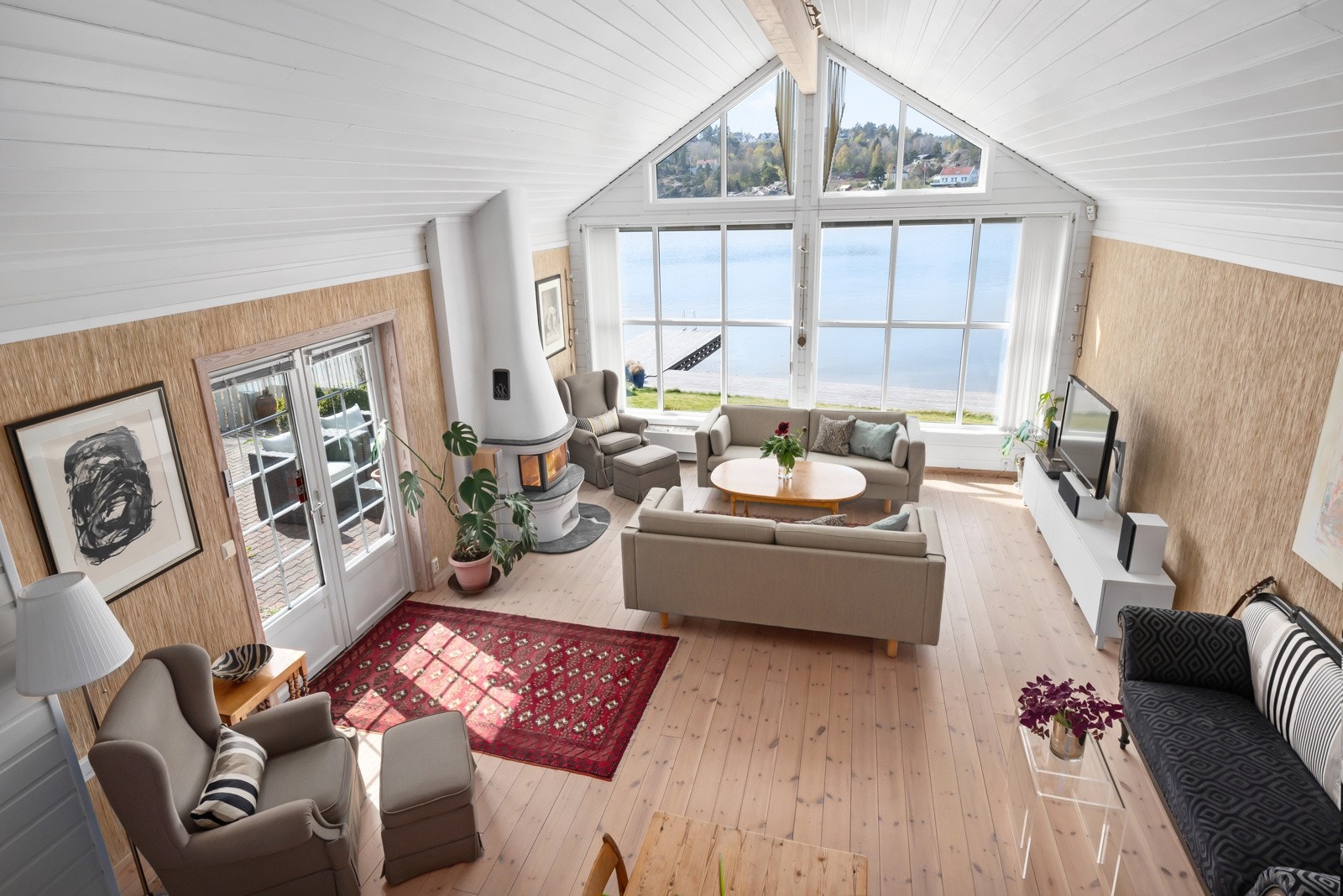 Innvendig fremstår boligen som lys og romslig med en god atmosfære, især tilbygget som har en unik takøyde og design. Galleribilde