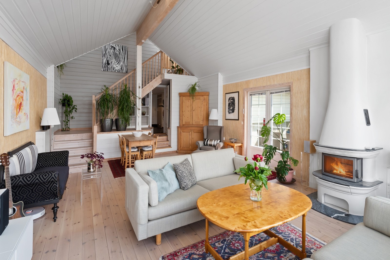 Fra stuen er det videre adkomst til kjellerarealet med kjellerstue, bad, kjøkken og bodrom. Galleribilde