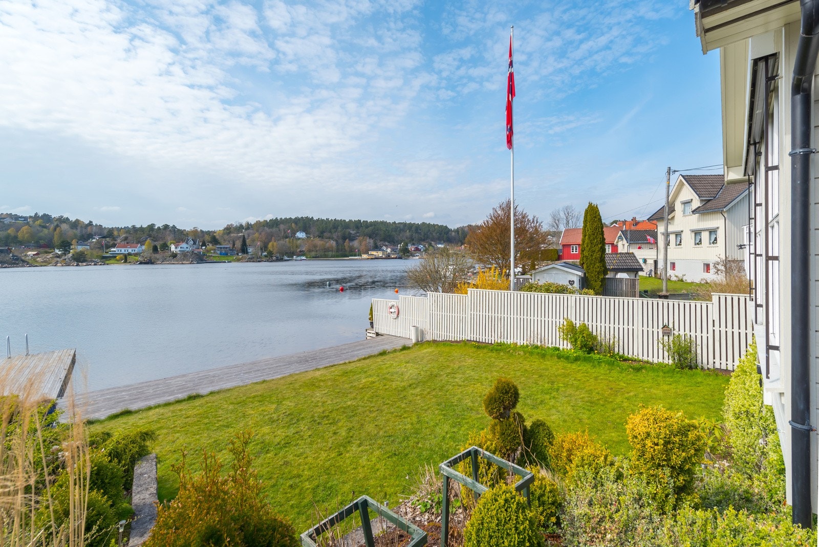 Nede ved bryggen har man en stor plen, der kan man sette opp "party-telt" og dekke til hyggelige sammenkomster. Galleribilde