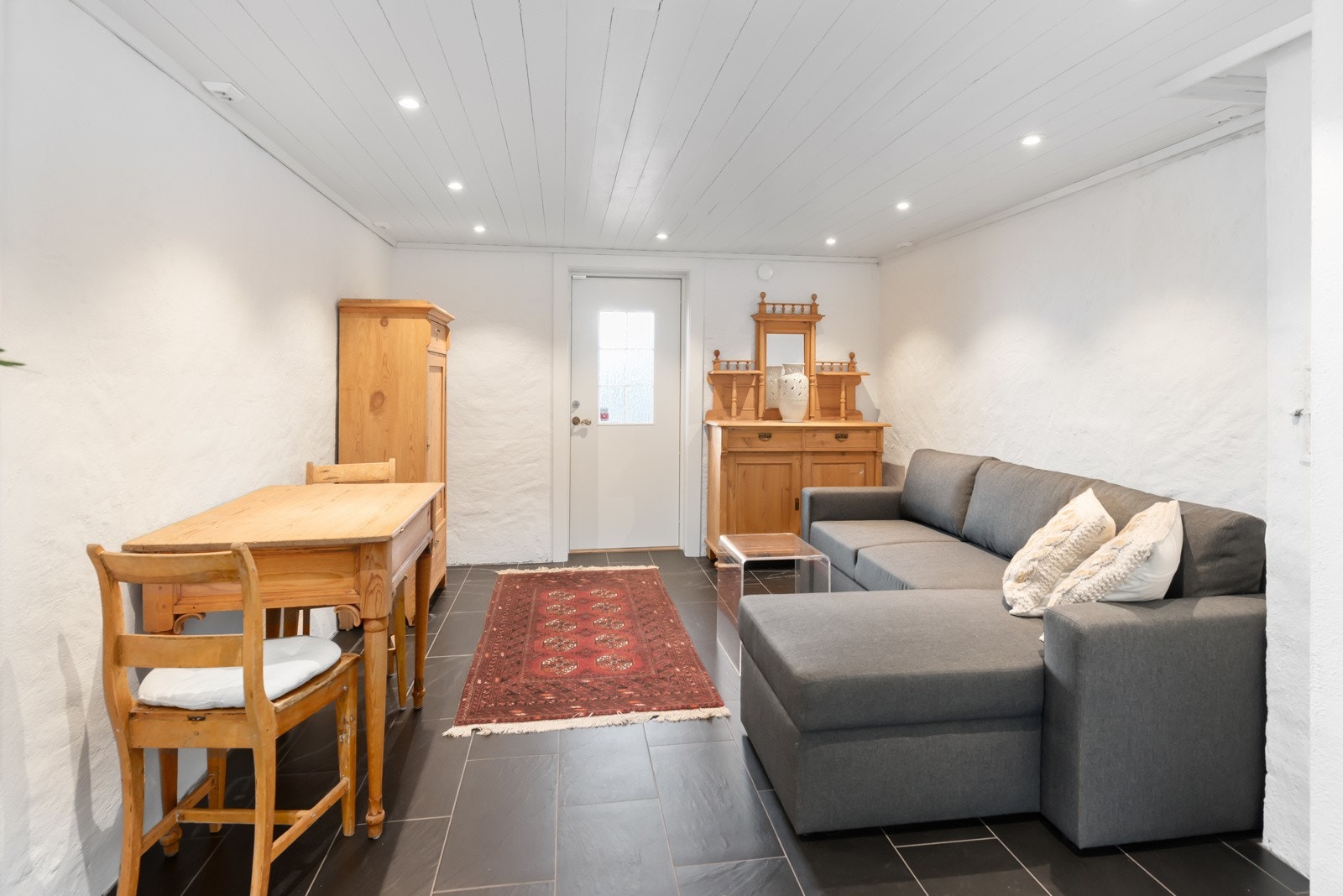 Kjellerstue med egen einngang fra utsiden. Galleribilde