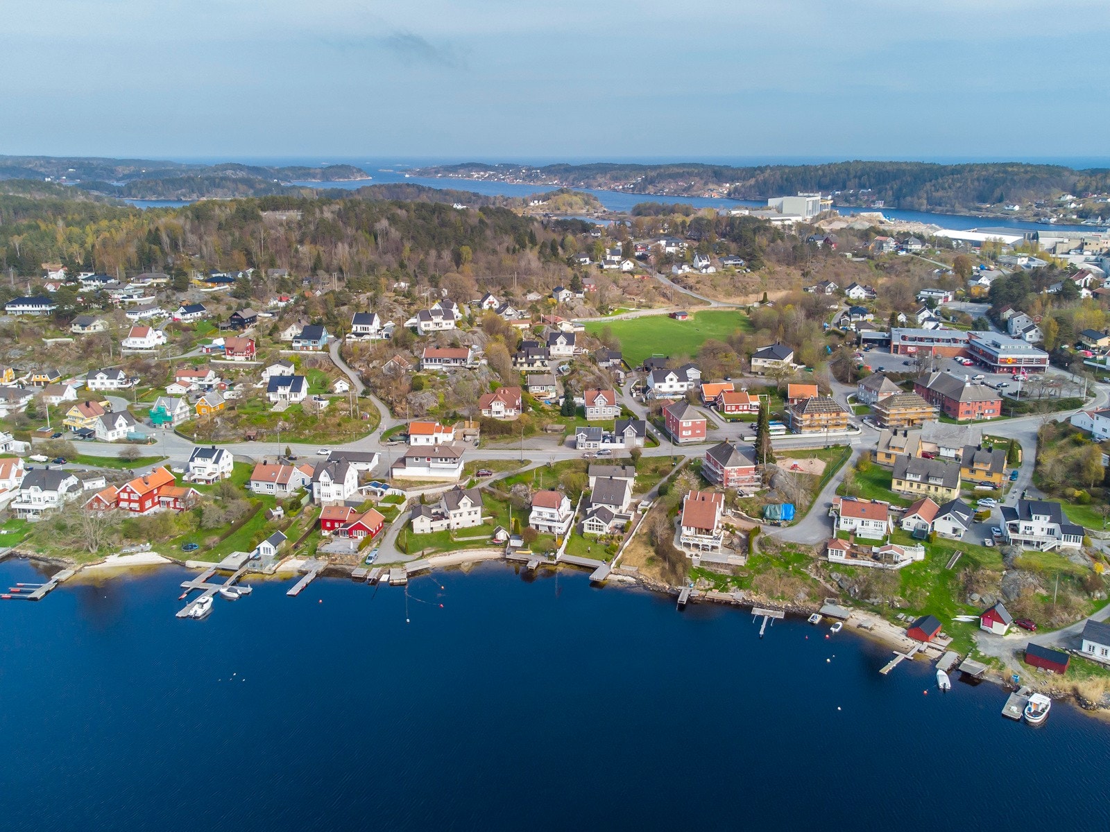Eiendommen er beliggende i et veletablert boligområde på Eydehavn, ca. 11 km øst for Arendal sentrum. Galleribilde