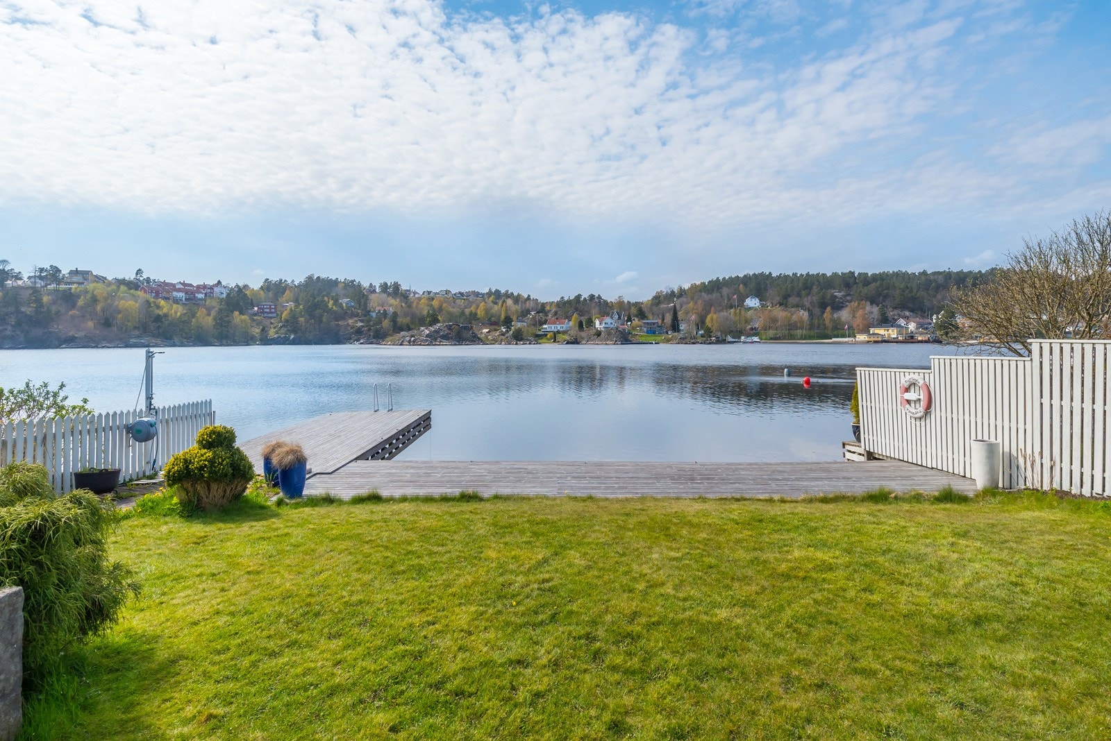 Fra egen brygge kan man nyte sommer og båtliv på fjorden. Galleribilde