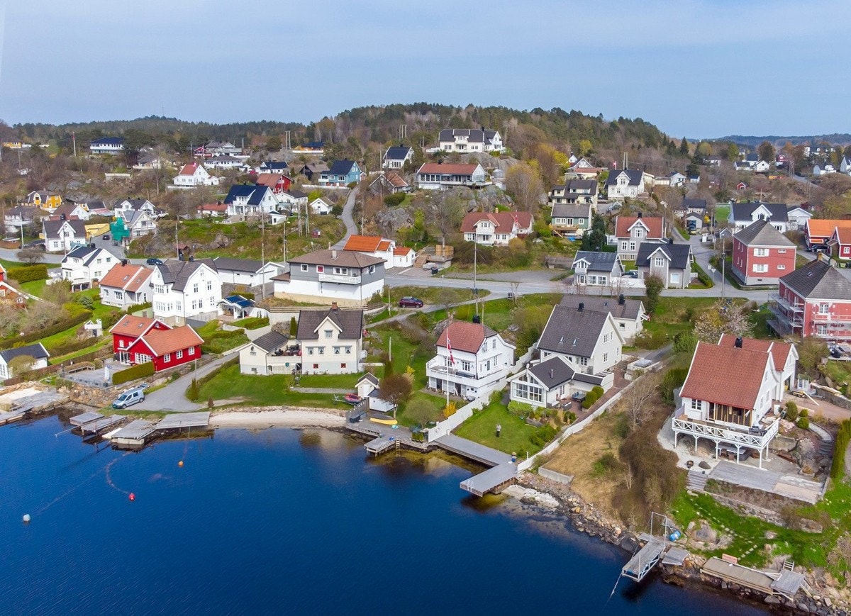 Idyllisk eiendom beliggende i vannkanten - her kan man nyte den deilige sørlandssommeren på egen brygge og bade i både sol og sjø. Galleribilde