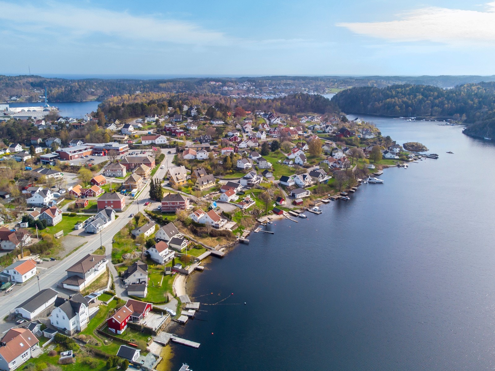 Kort gangavstand til matbutikk og postkontor. I nærområdet finner du flotte turområder, badeplasser samt flotte sandstrender på Buøya. Galleribilde