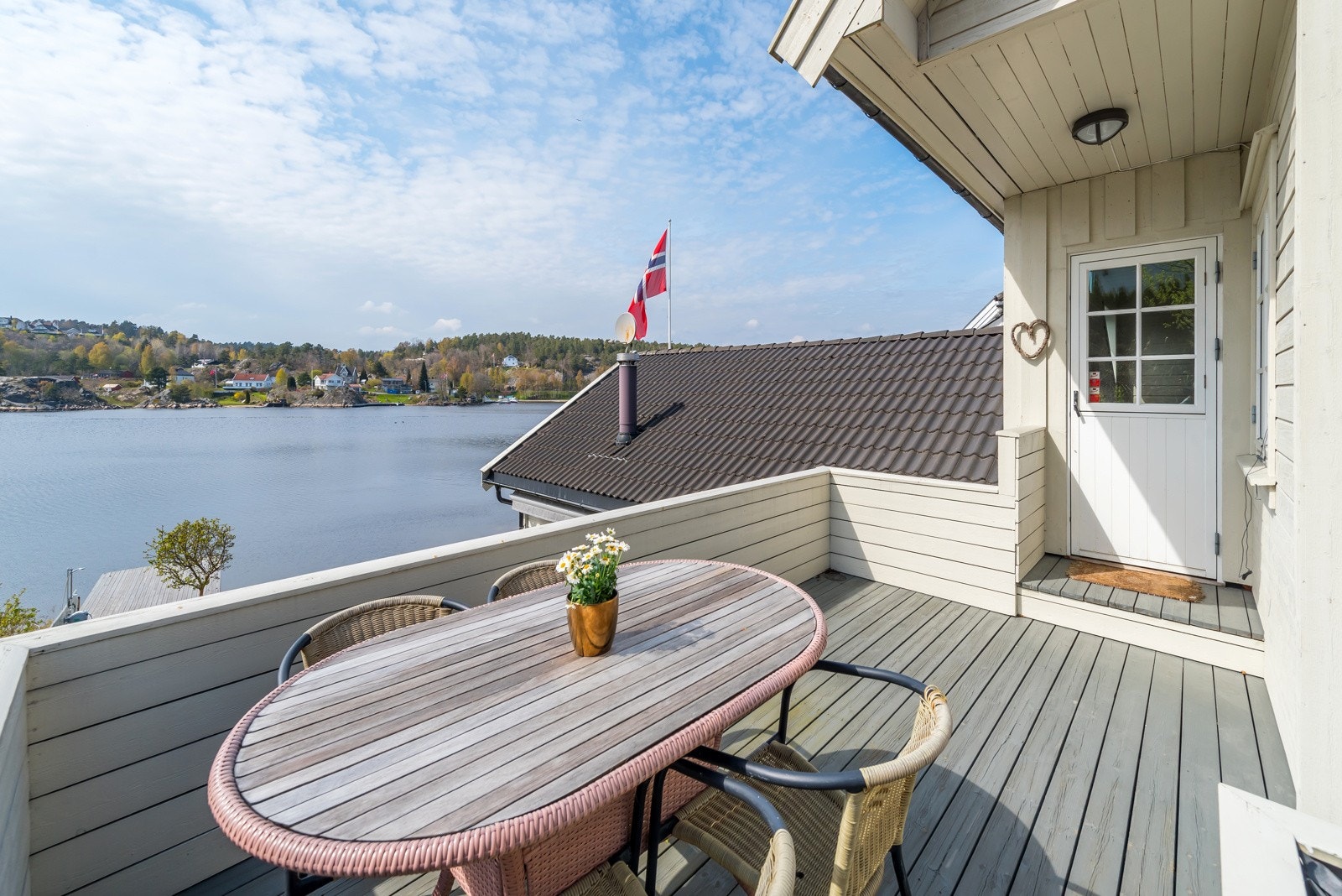 Fra kjøkkenet er det utgang til terrasse Galleribilde