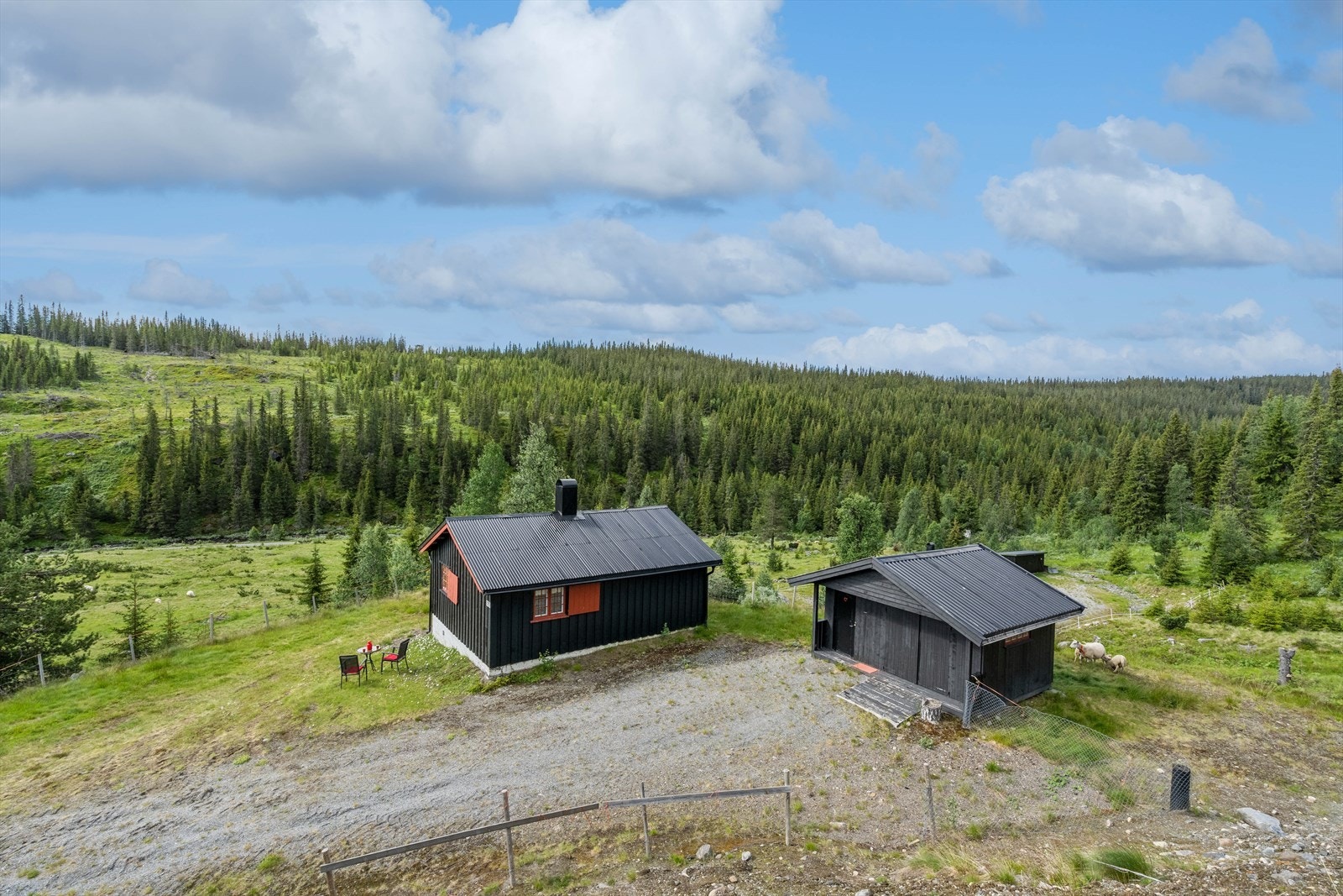Eiendommen er beliggende på Knutstølen i området i Bjødalen på ca. 840 moh. Galleribilde