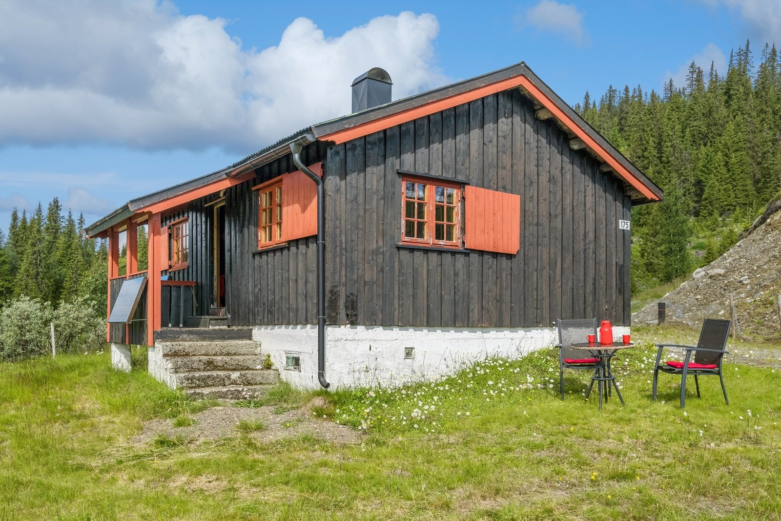 Her en solvendt og åpen beliggenhet med utsikt over elven. Galleribilde