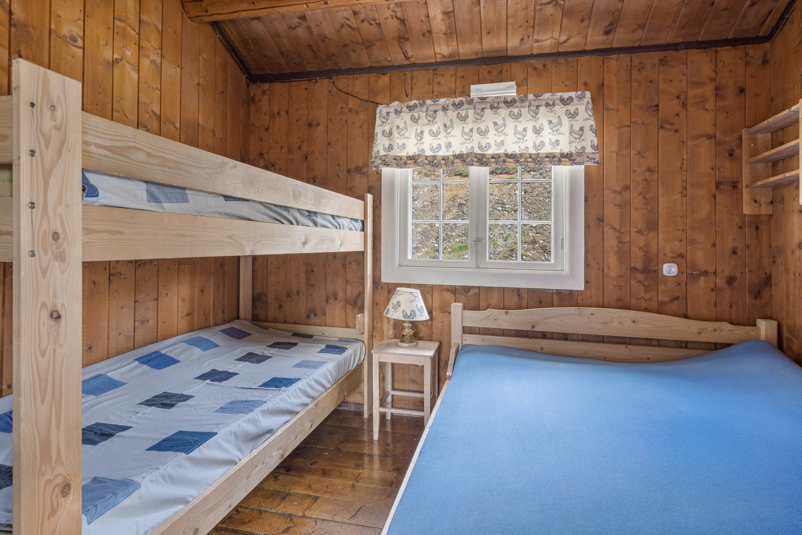 Hytta har ett soverom, med plass til både køyeseng og dobbeltseng. Galleribilde