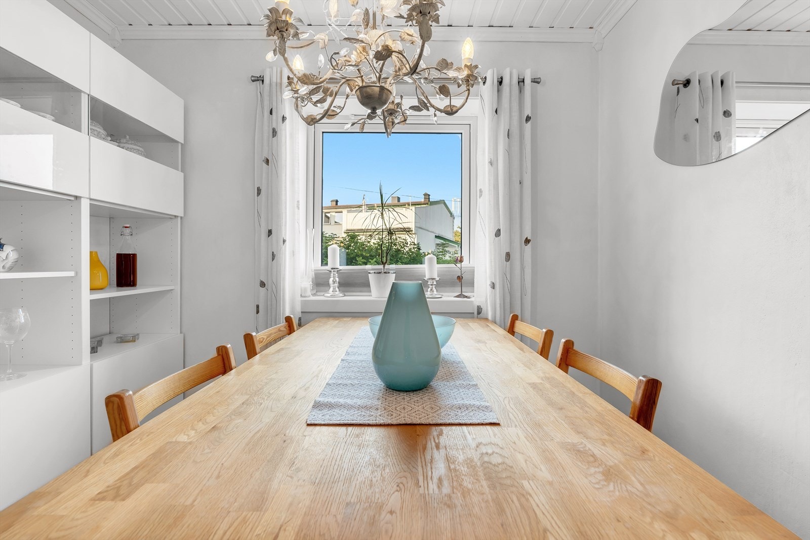 Spisestue kan fint gjøres om til soverom for de som har behov for det. Galleribilde