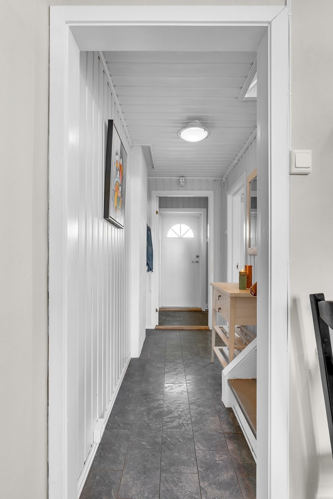 Lys og innbydende entré med plass til å henge fra seg yttertøy. Galleribilde