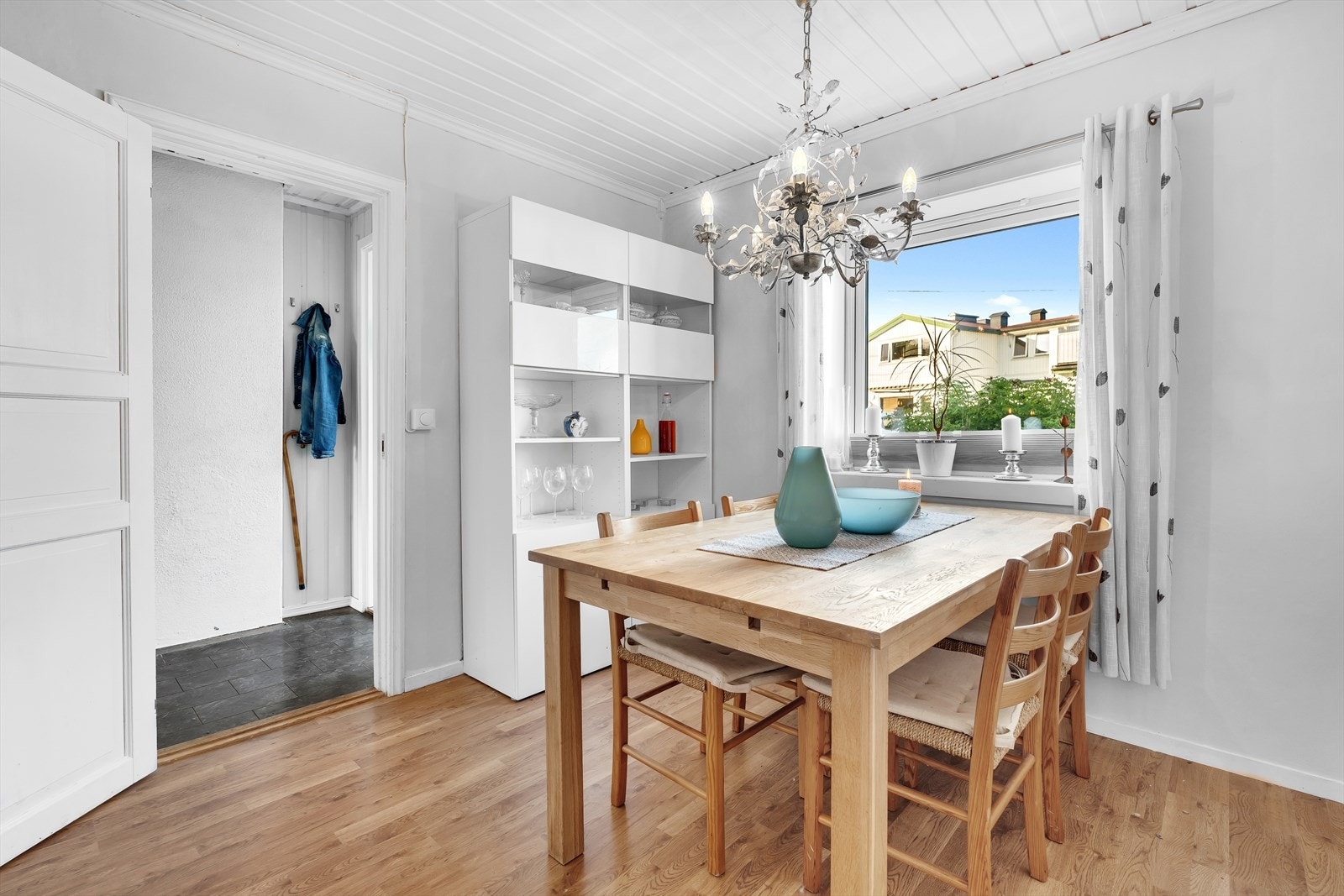 Atskilt spisestue av god størrelse gjør det enkelt å invitere familie og venner på en hyggelig middag. Galleribilde