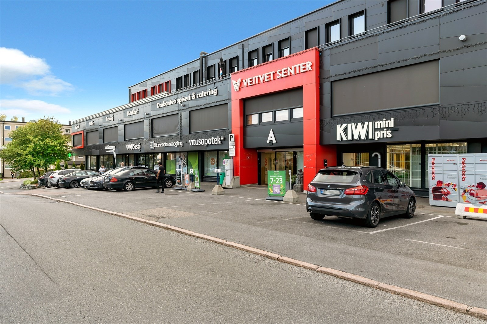 Rett ved ligger også Veitvet senter, med et utvalg av blant annet dagligvarehandler, apotek og spisested. Galleribilde