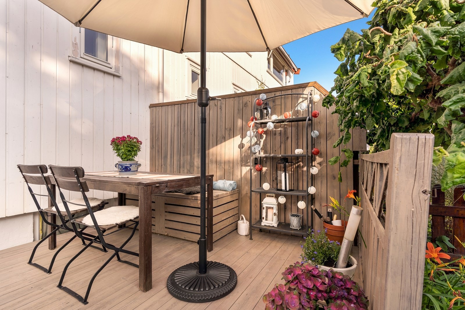Sydvestvendt terrasse i trekonstruksjon, med adkomst fra kjøkken, ca.12 m². Terrassebord på bjelkelag og levegger og rekkverk i trekonstruksjon. Galleribilde