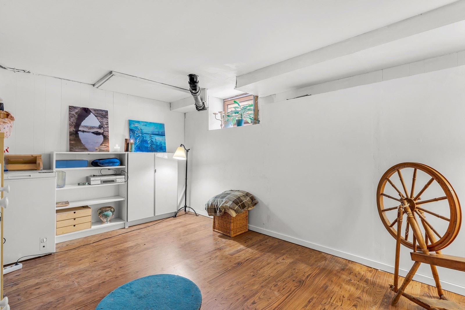 Innvendige gulv i kjellerstue er belagt med laminat. Sparklet og malte plater i deler av kjellerstue. MDF plater i deler av kjellerstue. Galleribilde
