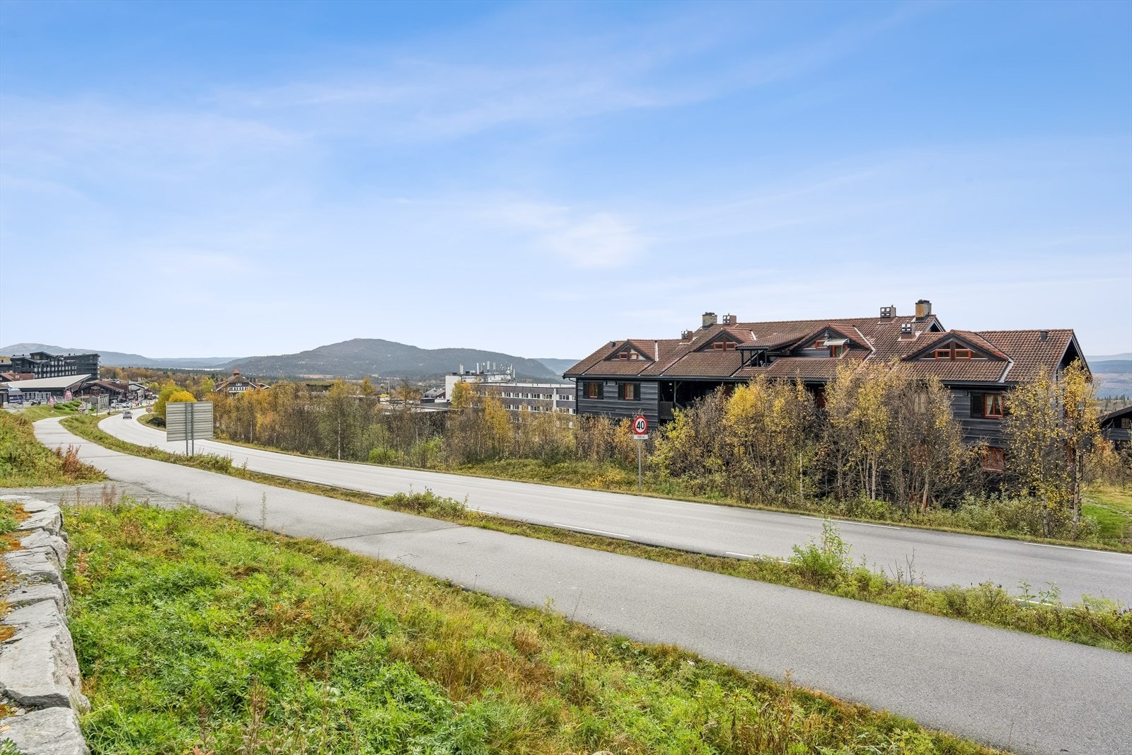 Eiendommen ligger på Beitostølen i Øystre Slidre kommune med gangavstand til Beitostølen sentrum med bla butikker, serveringsteder, alpinbakke etc. Galleribilde