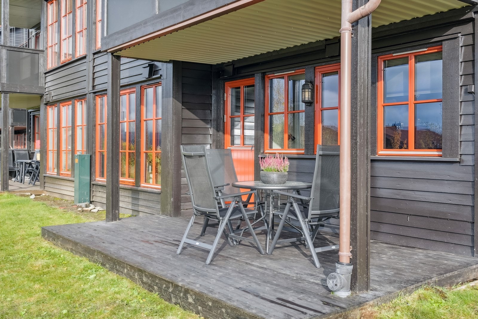 Fra stuen går det dør ut til overbygd terrasse, og videre til terreng. Galleribilde