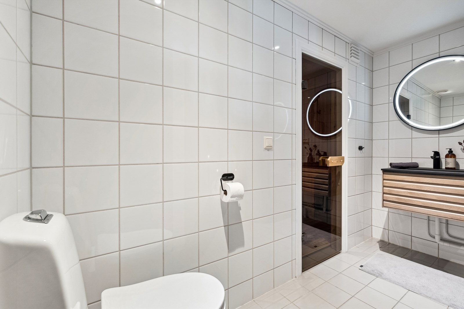 Fra dette badet er det direkte adkomst til badstuen - det perfekte sted for avkobling etter en lang dag ute! Galleribilde