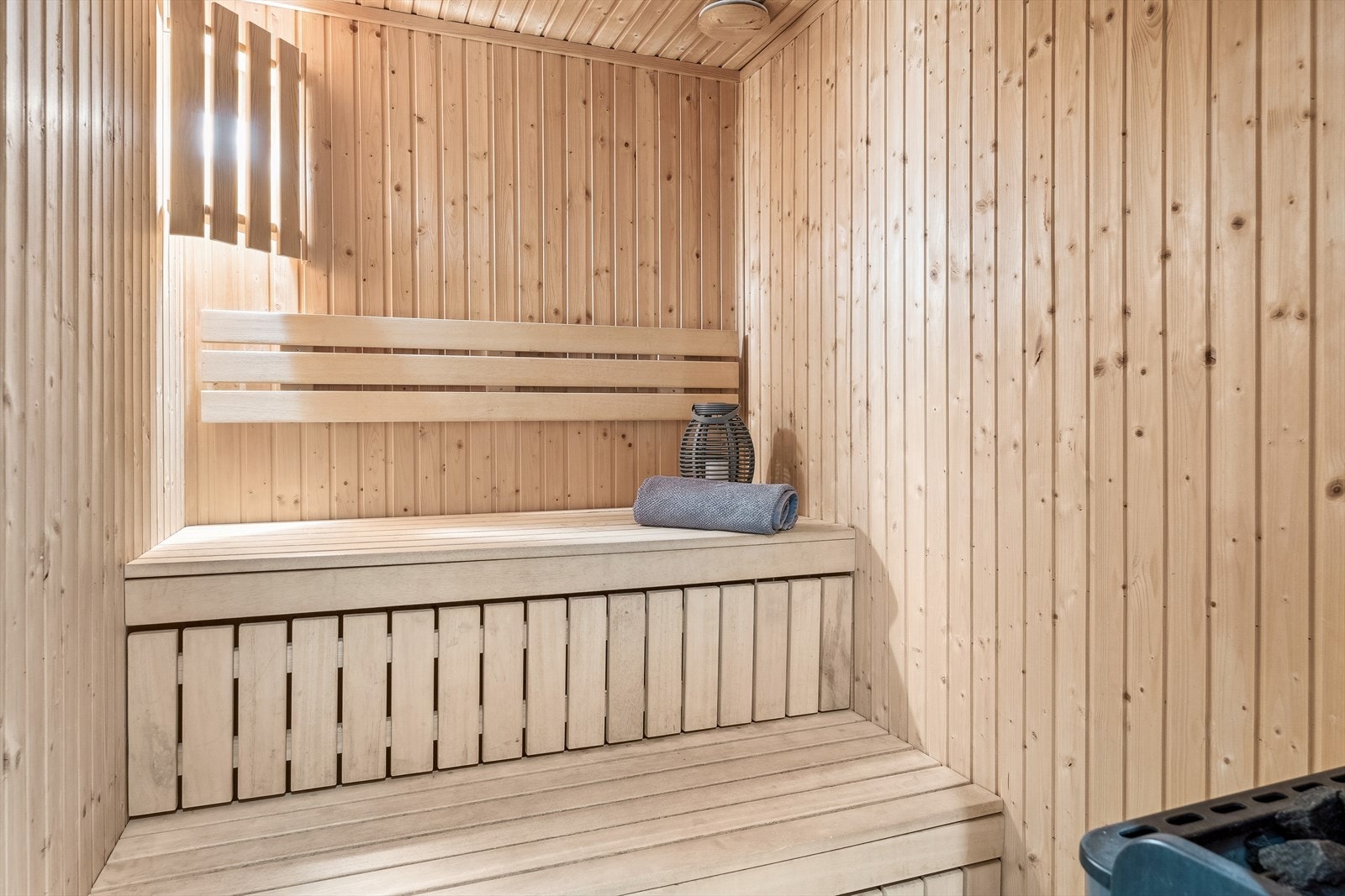 Badstue med vegghengt strømfyrt badstueovn. Galleribilde