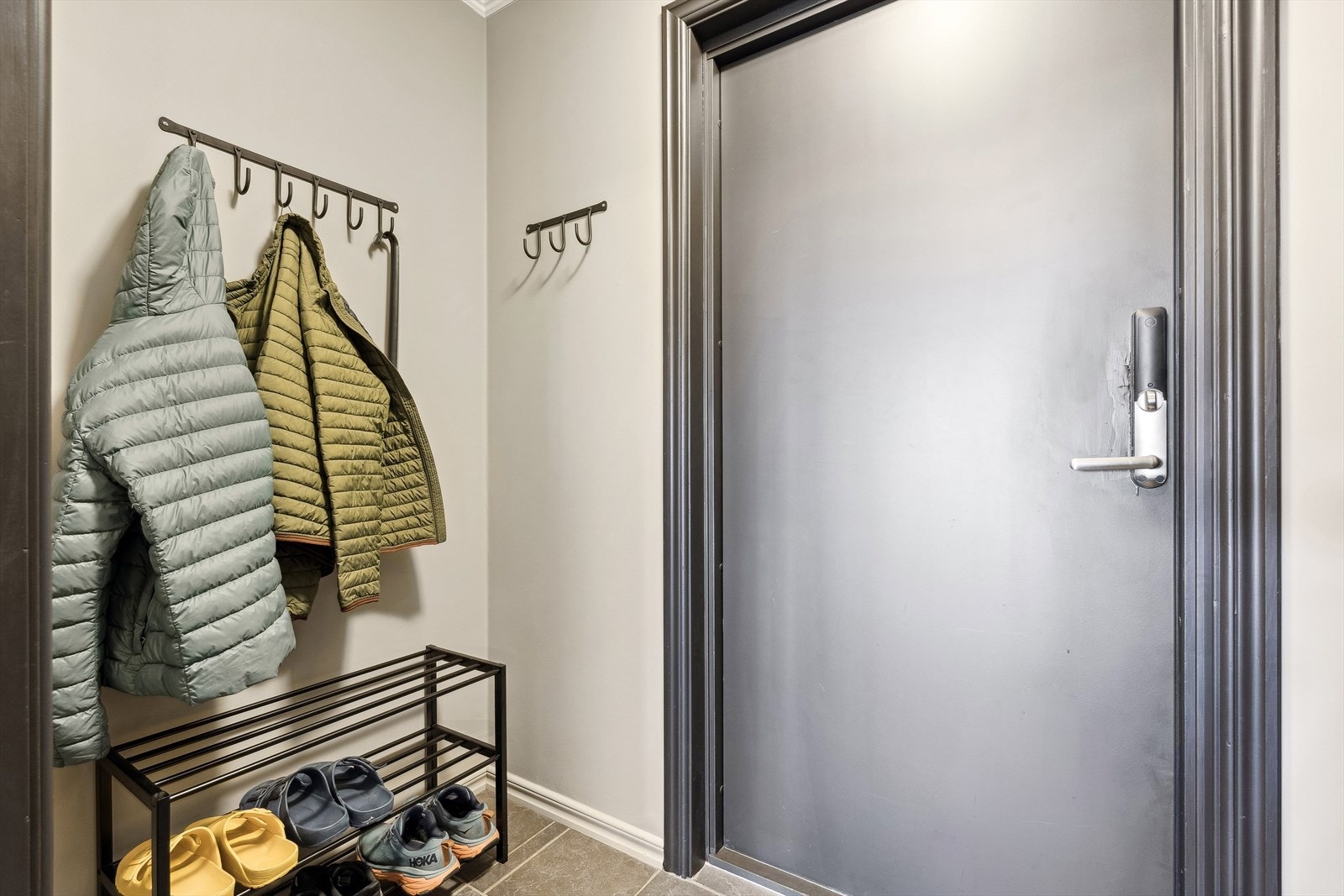 Velkommen inn! Entré med plass for å henge fra seg yttertøyet. Dør til bod, som kan være praktisk å bruke til garderobe og oppbevaring av sportsutstyr. Galleribilde