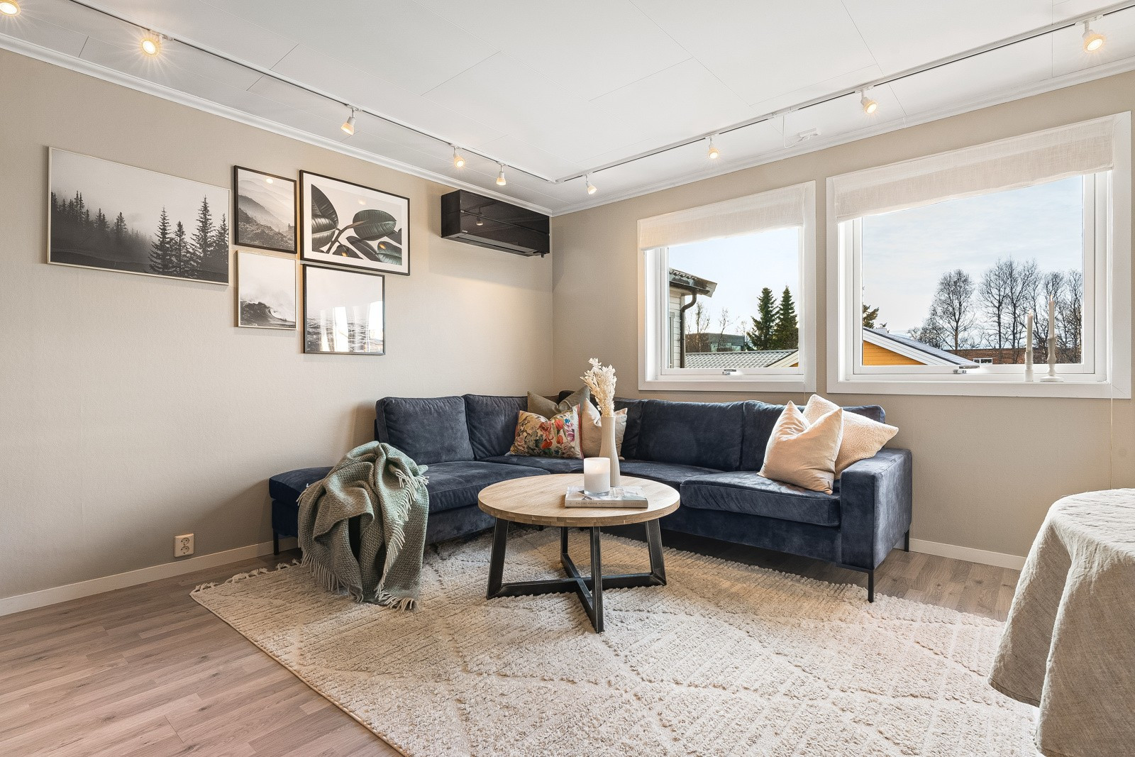 Stor og lys stue med god plass til en stor hjørnesofa.
