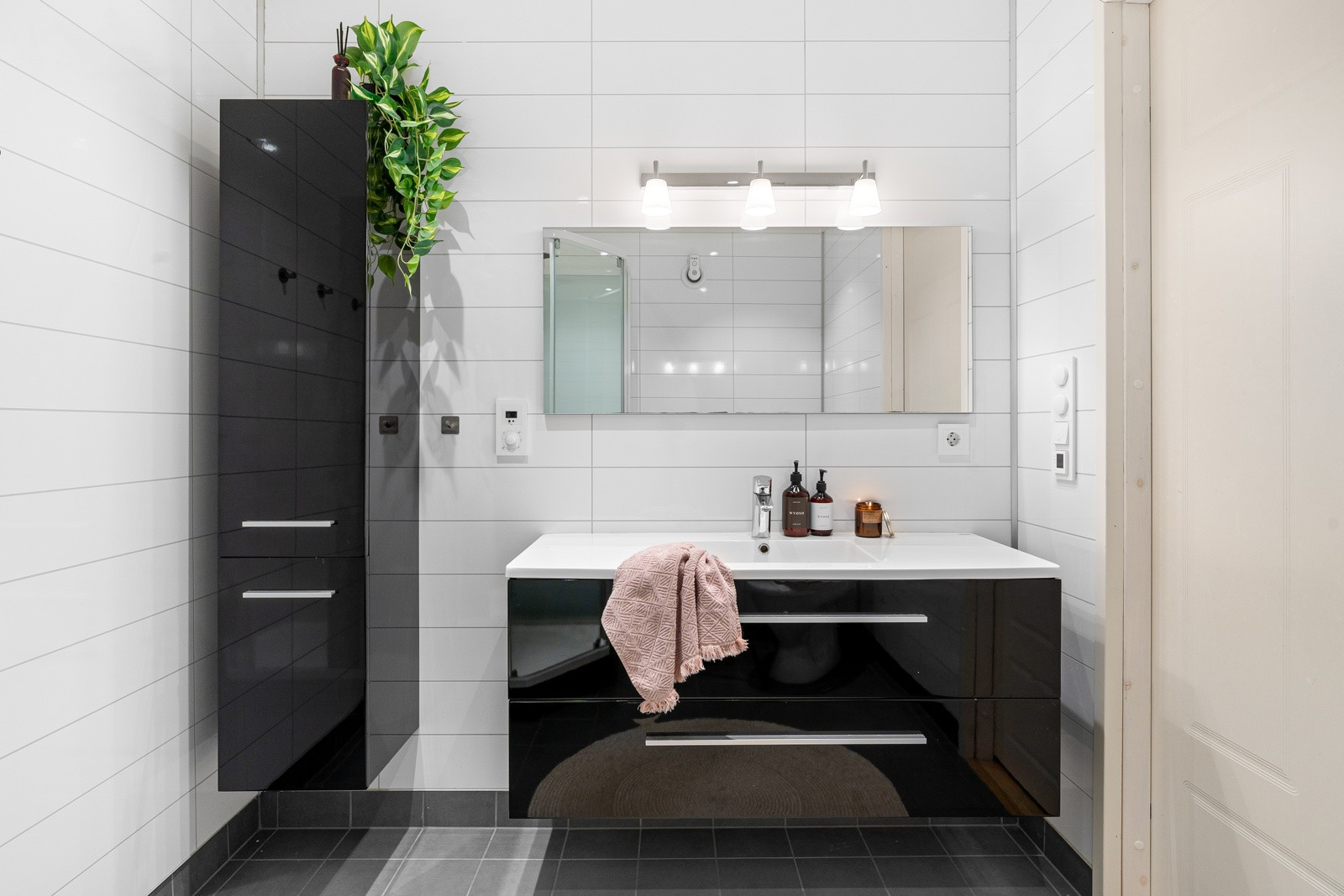 Innbydende bad renovert i 2014 innredet med vegghengt servant, toalett, oppbevaringsmøbel og dusjkabinett.