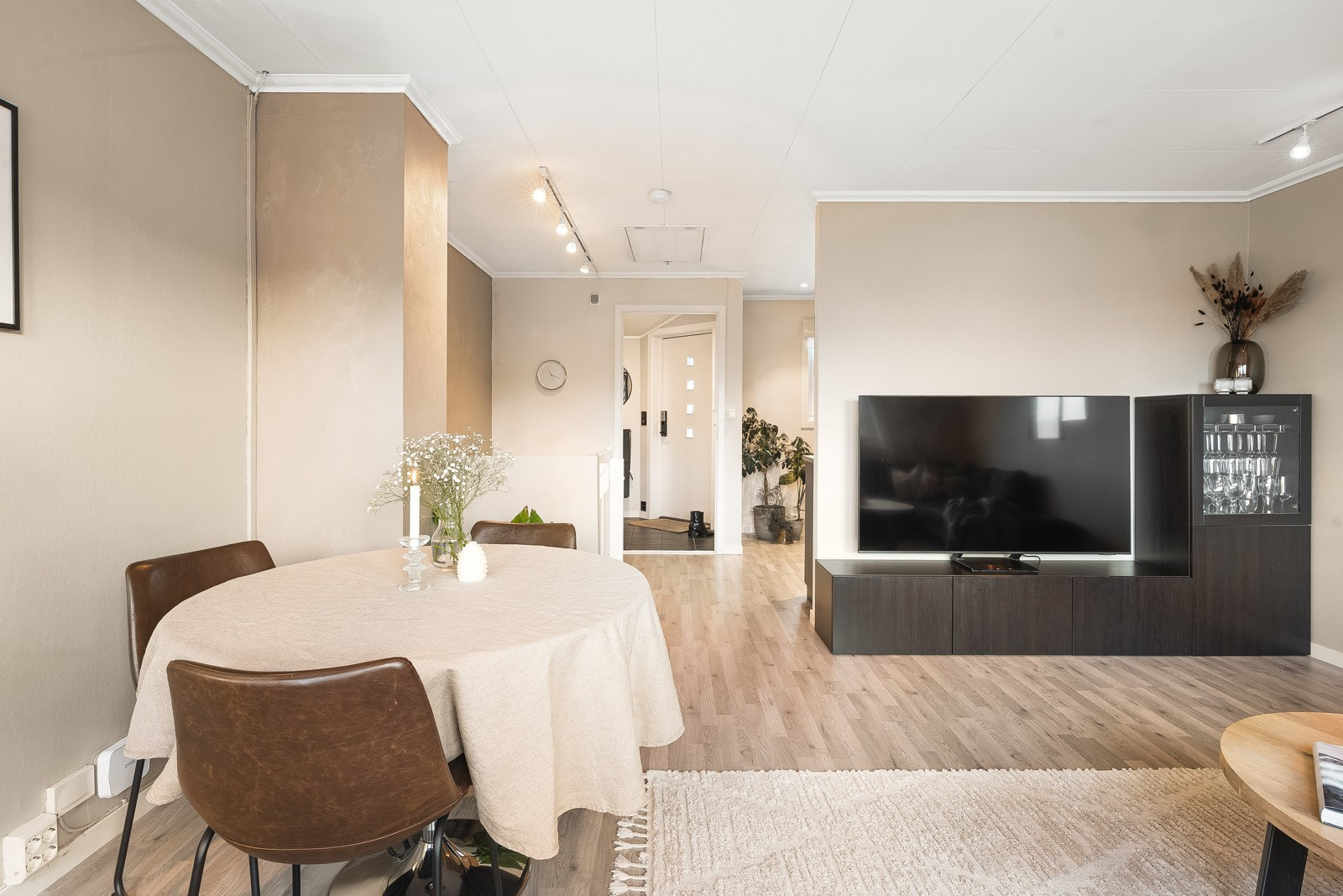 Lys og innbydende 3-roms i vertikaldelt bolig med hage og garasje!