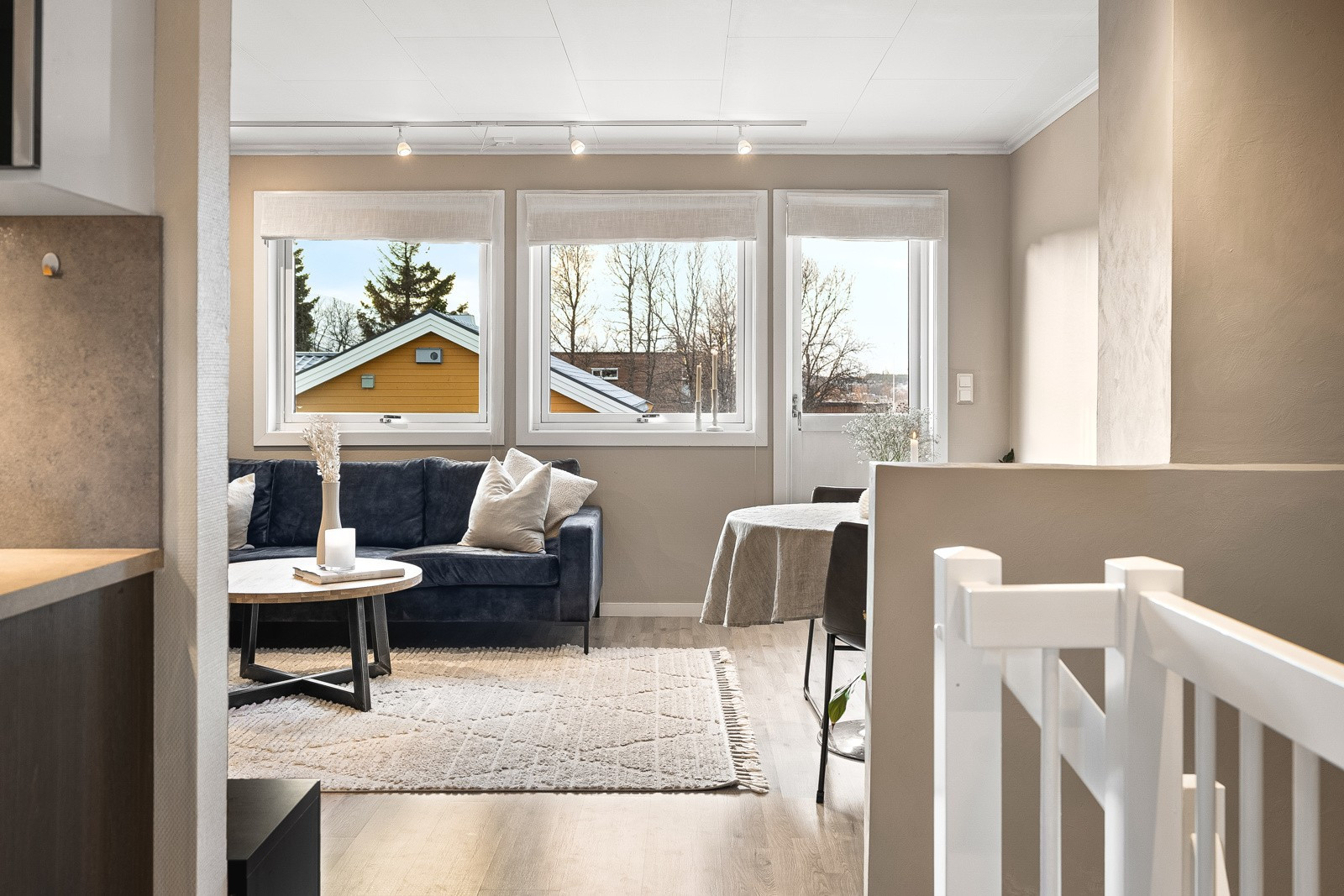 Velkommen inn! Boligen har et gjennomgående moderne og tidløst fargevalg.