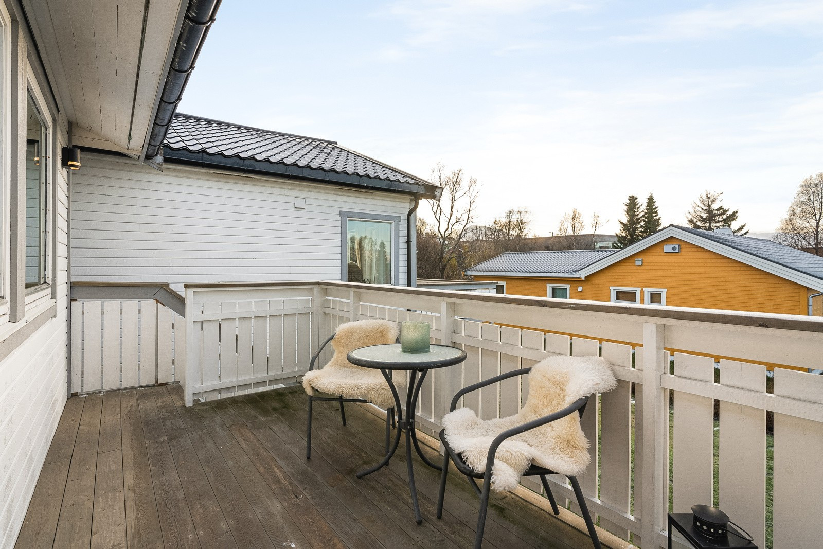 Sørvendt veranda med plass til utemøbler.