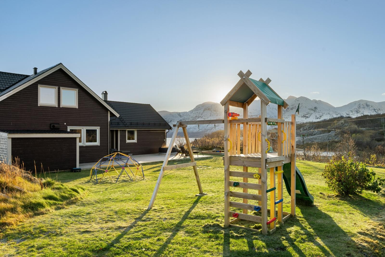 Fra terrasse kommer du ut til et pent opparbeidet uteområde med plass til blant annet både lekestativ og trampoline.
