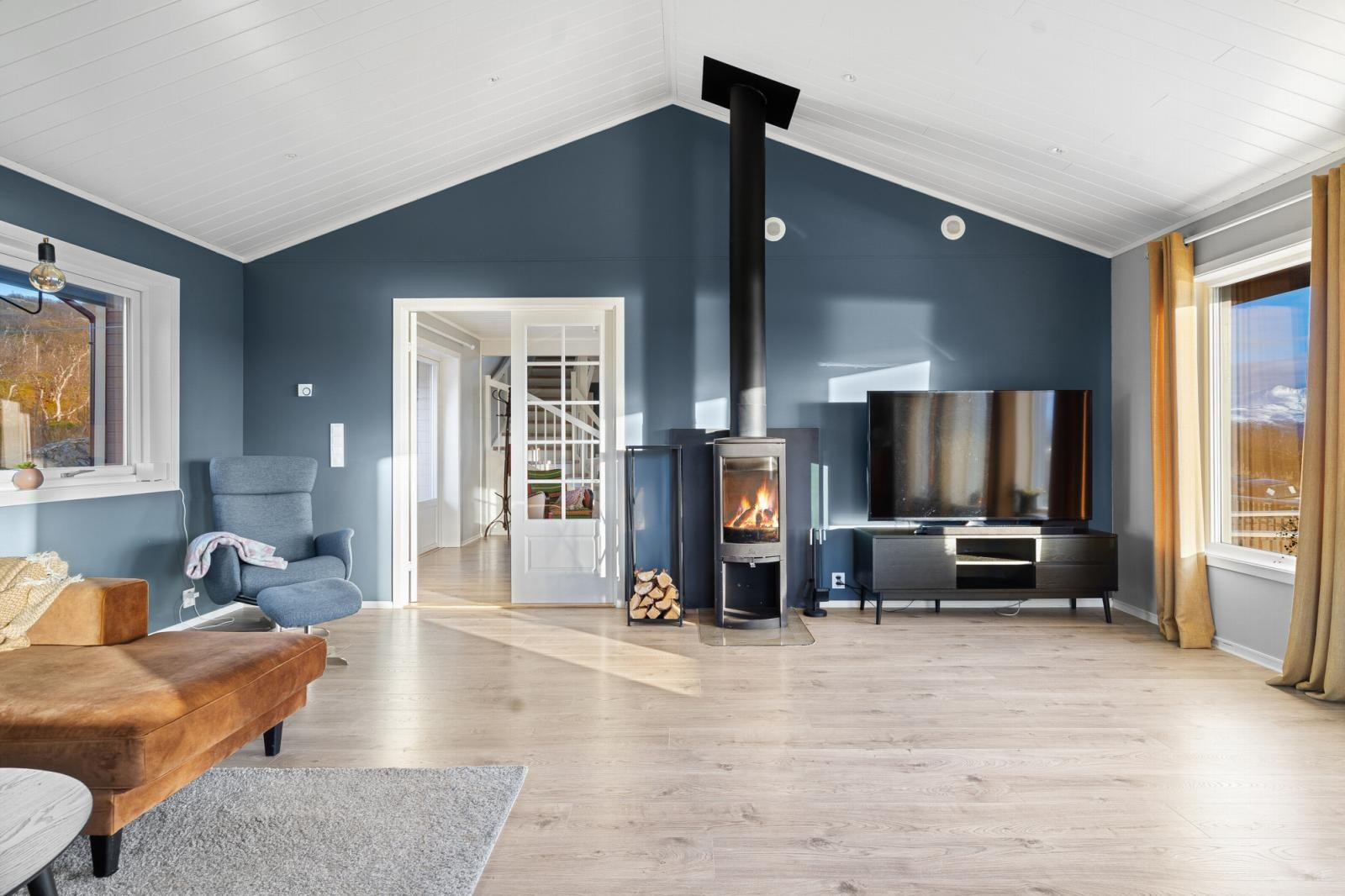 Boligen framstår gjennomført med moderne fargevalg og materialvalg.