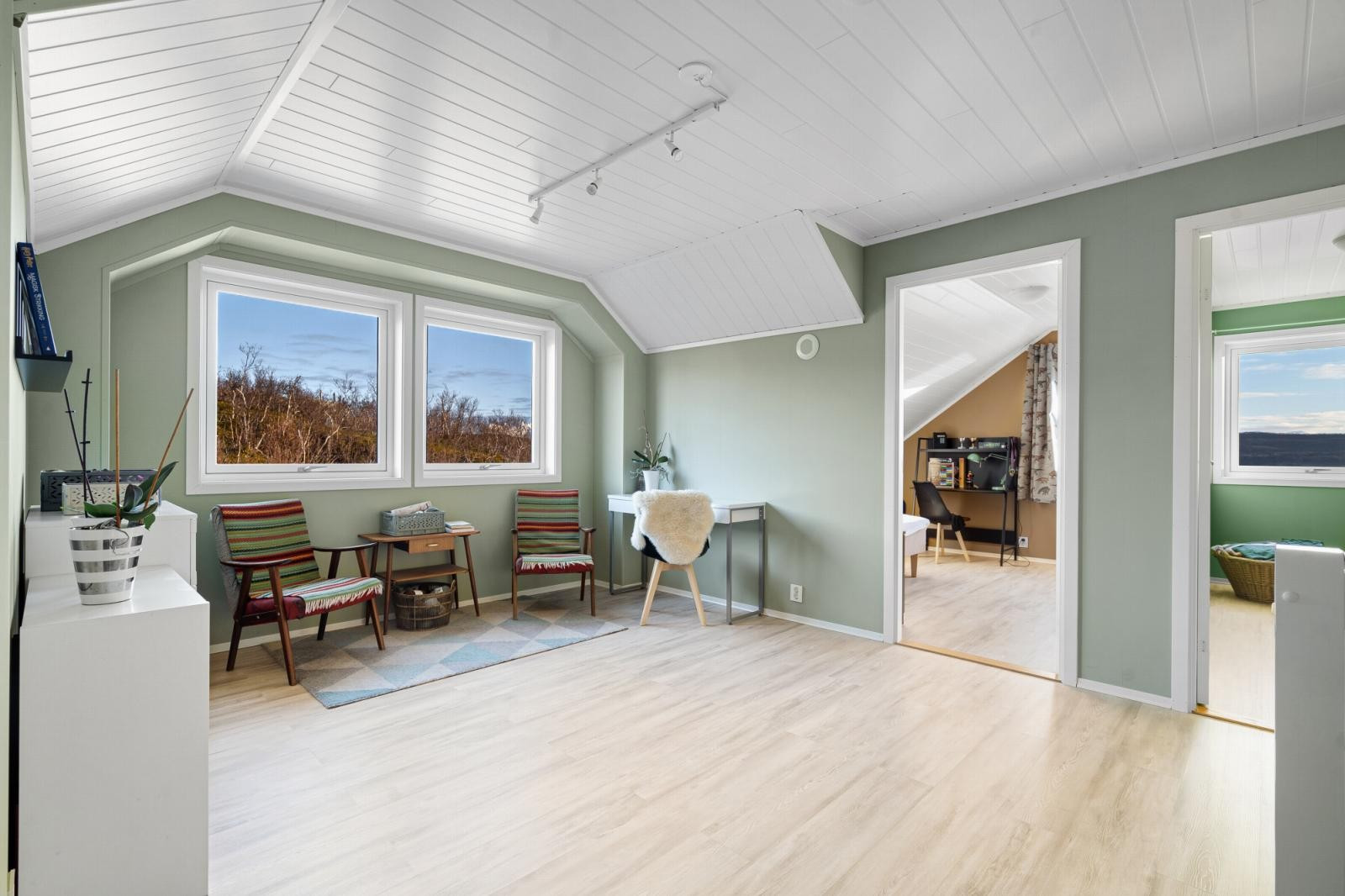Videre går vi opp til 2. etasje og en romslig loftstue.