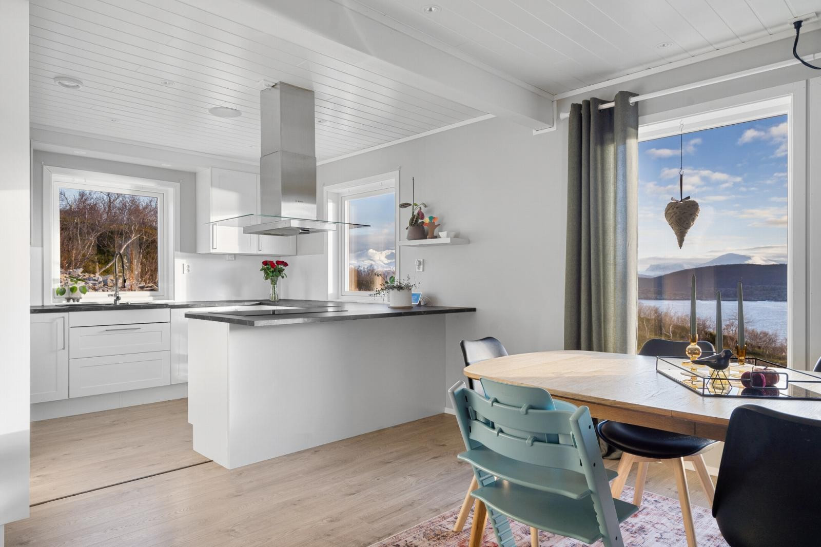 Spisebordet blir møteplassen i huset og har sin naturlige plass i tilknytning til kjøkken.