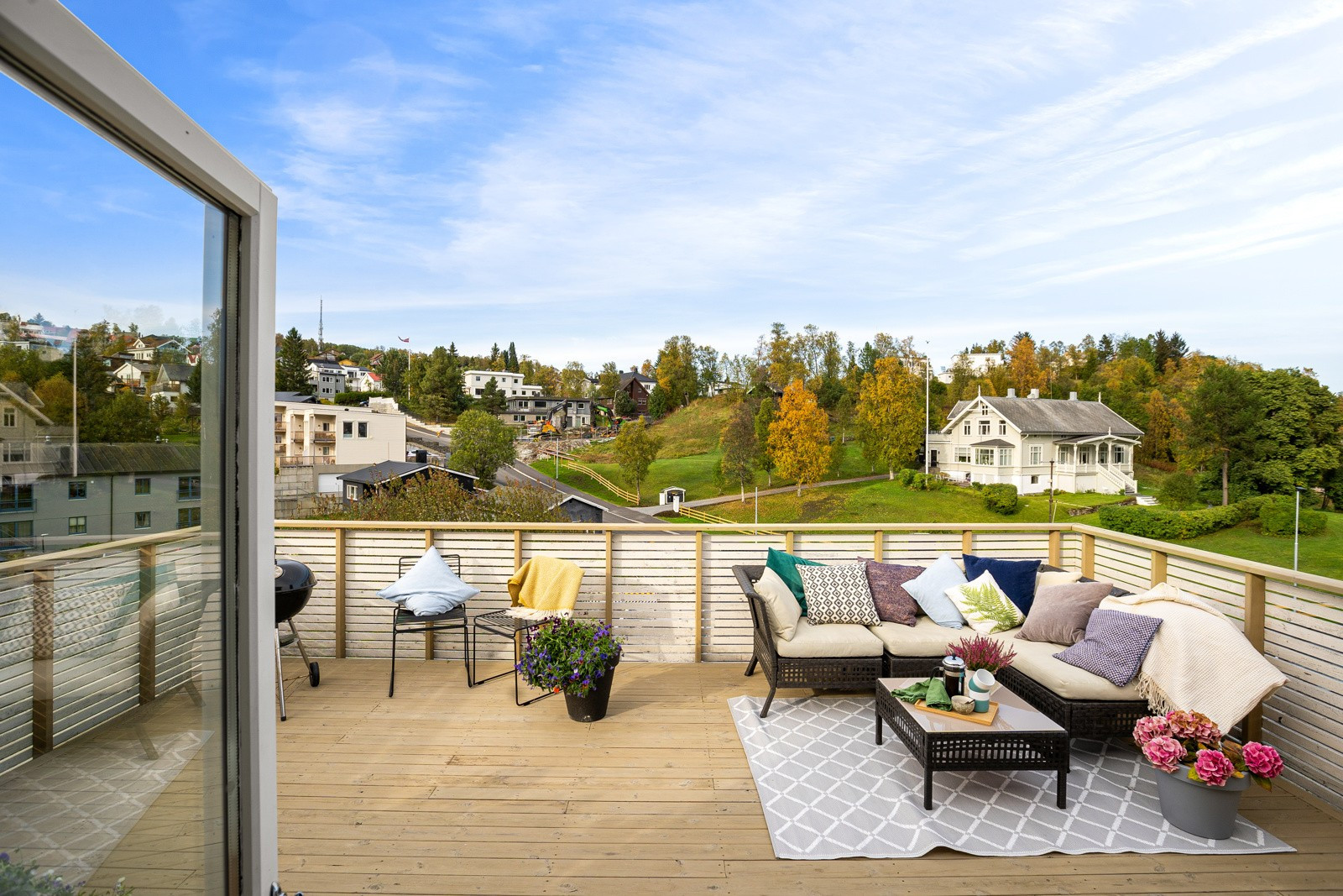 Blant leilighetens høydepunkter er en flott og stor takterrasse på 28 kvm