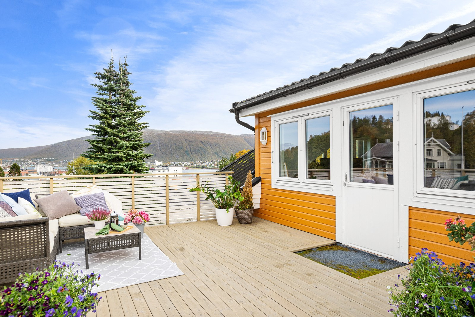 Strålende sol- og utsiktsforhold samt god plass til ønsket møblement!