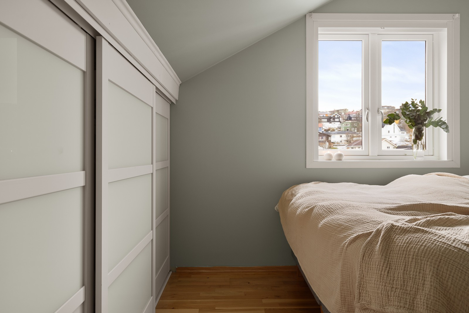 Skyvedørsgarderobe langs den ene veggen.