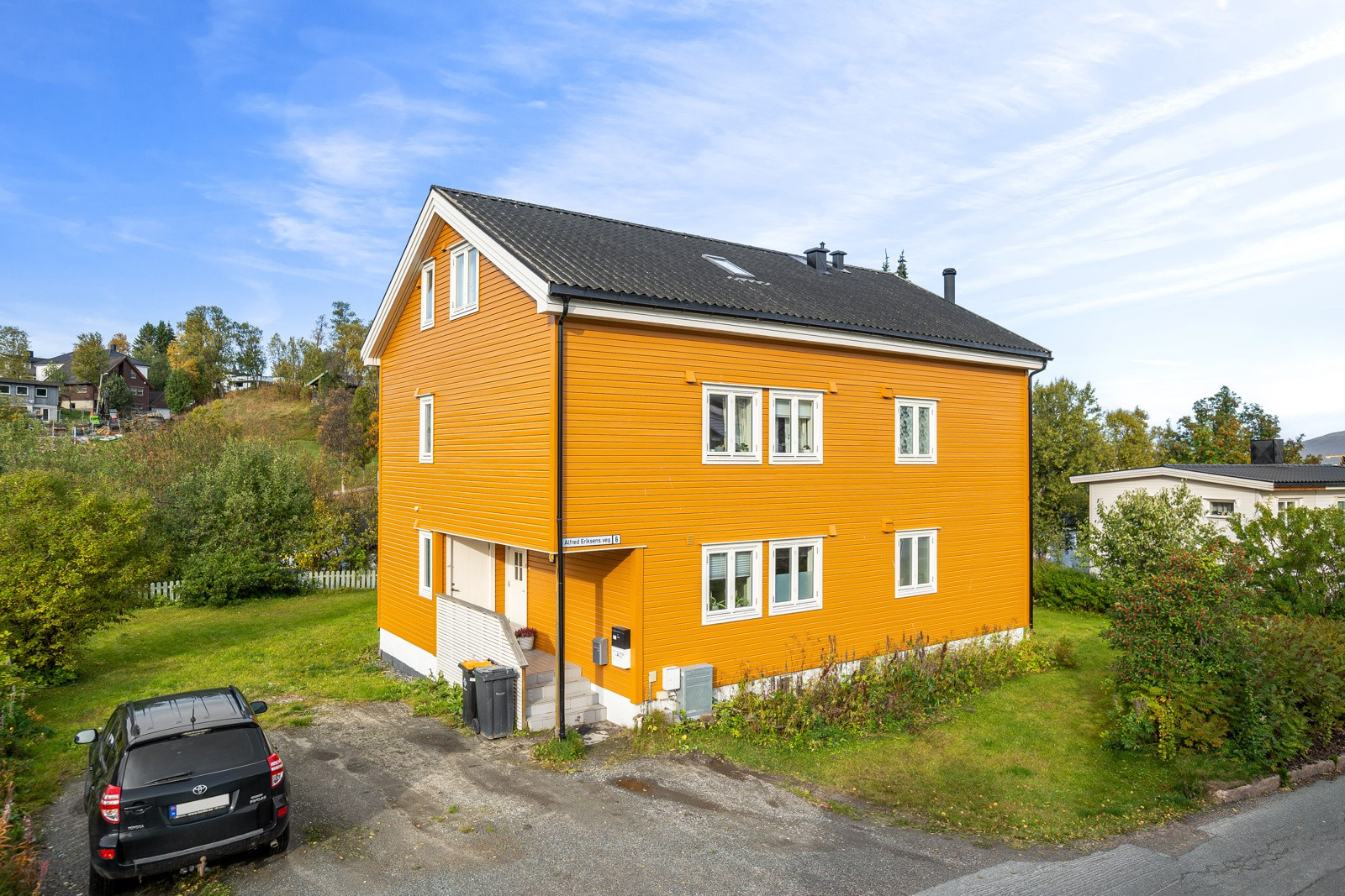 Gruslagt innkjørsel med oppstillingsplasser. Velkommen på visning!