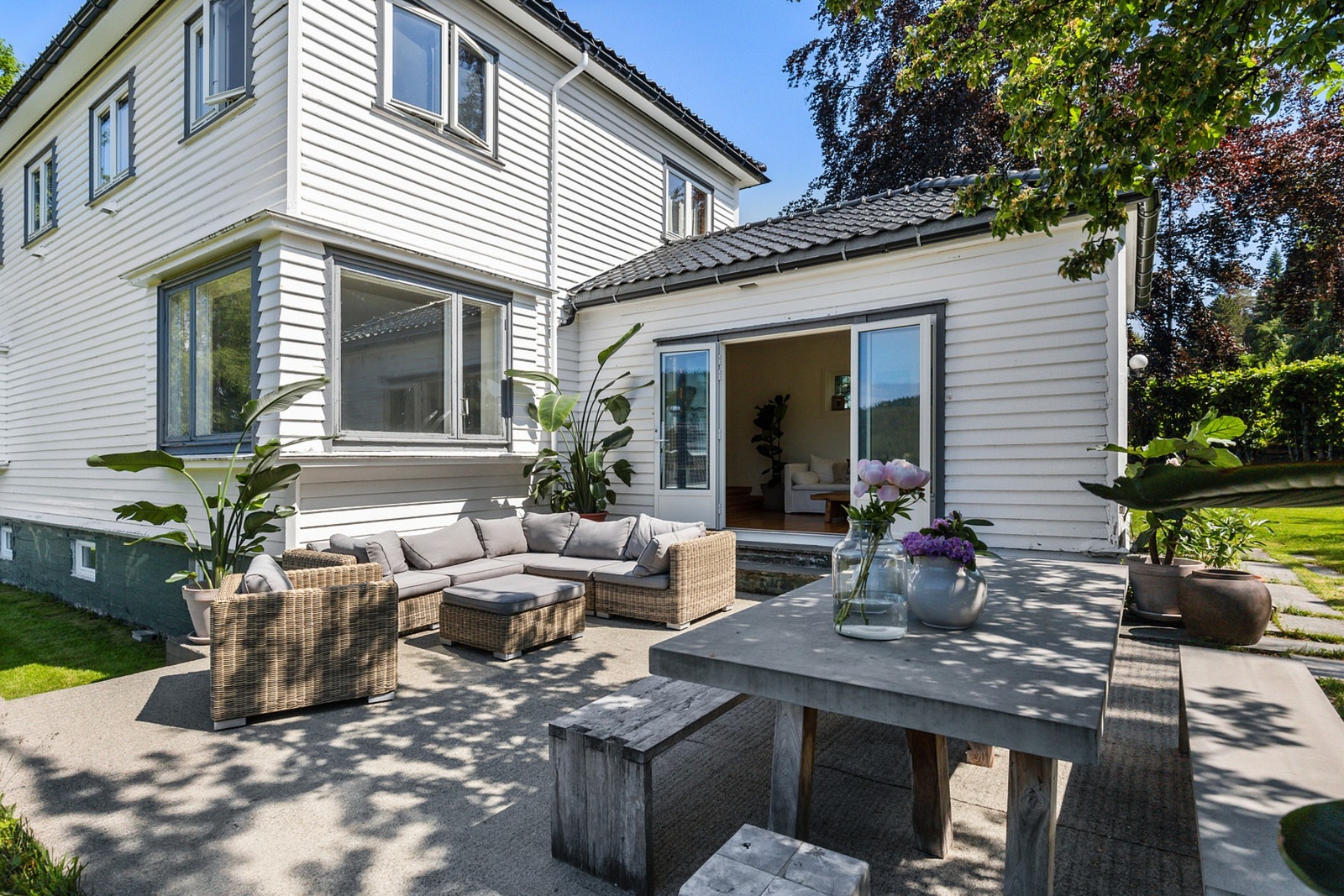 Fra stuen er det direkte utgang til en romslig terrasse med god plass til ønsket utemøblement. Galleribilde