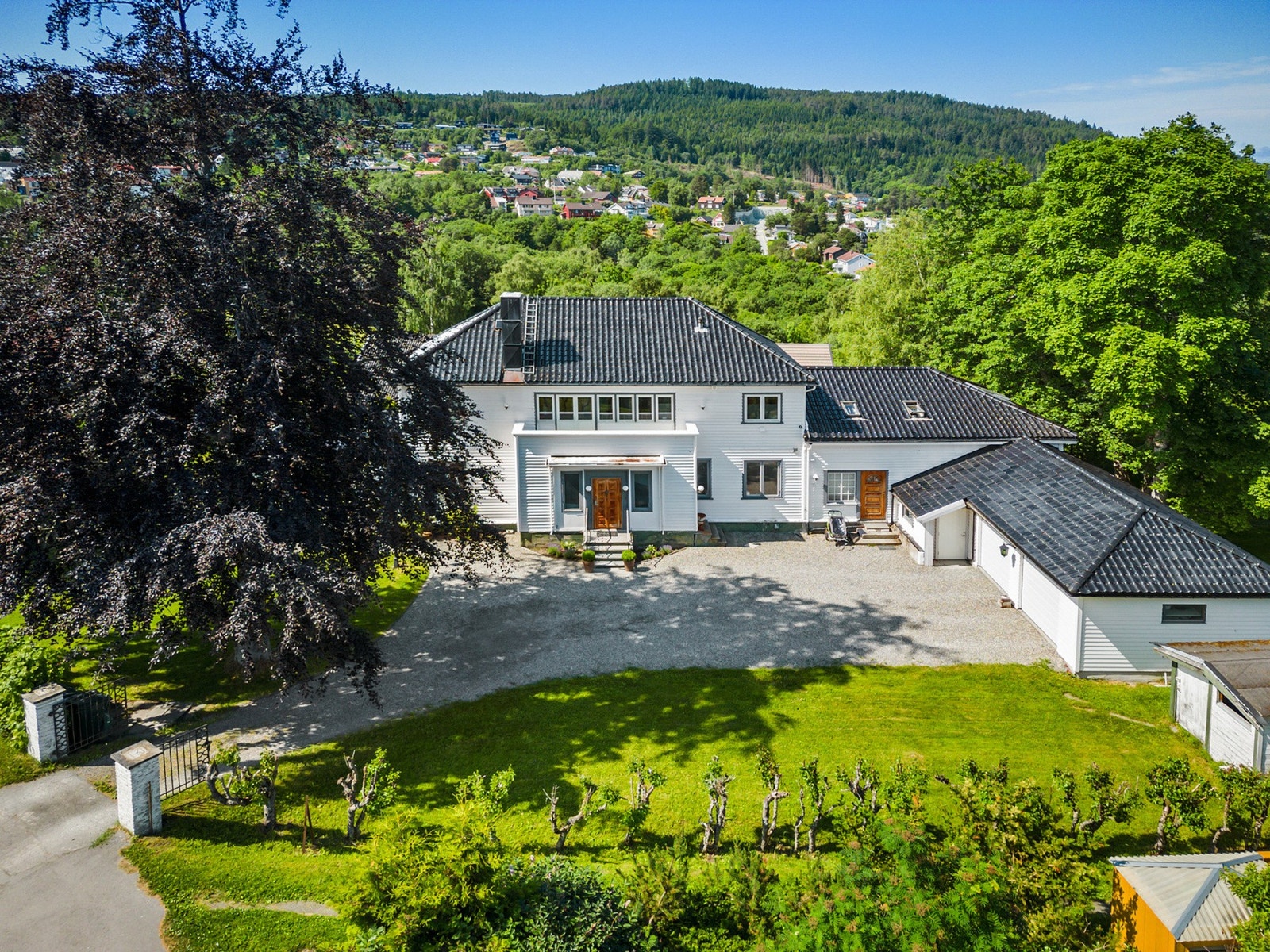 Fridtjof Nansens vei 5 er en flott og ærverdig villaeiendom som inneholder flere unike og etterspurte kvaliteter. Galleribilde